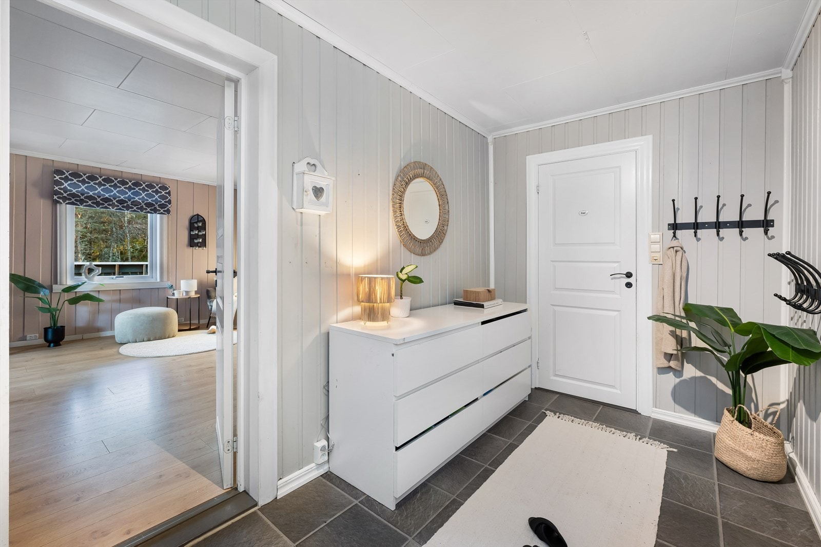 Romslig gang med plass til å henge fra seg yttertøy og diverse. Galleribilde