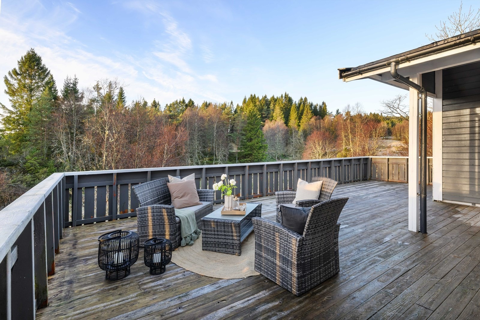 Terrassen er på hele 49 m² og har en flott vestvendt beliggenhet. Galleribilde