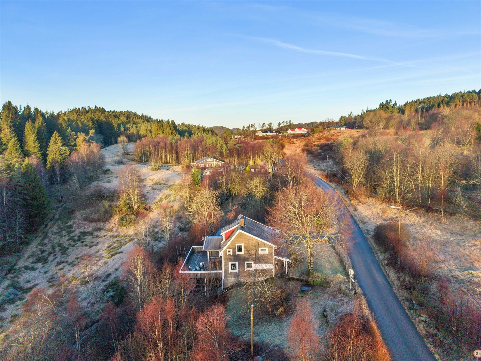 Området er barnevennlig og preget av variert bebyggelse, med nærhet til sjø, lekeplass og flere flotte turstier. Galleribilde