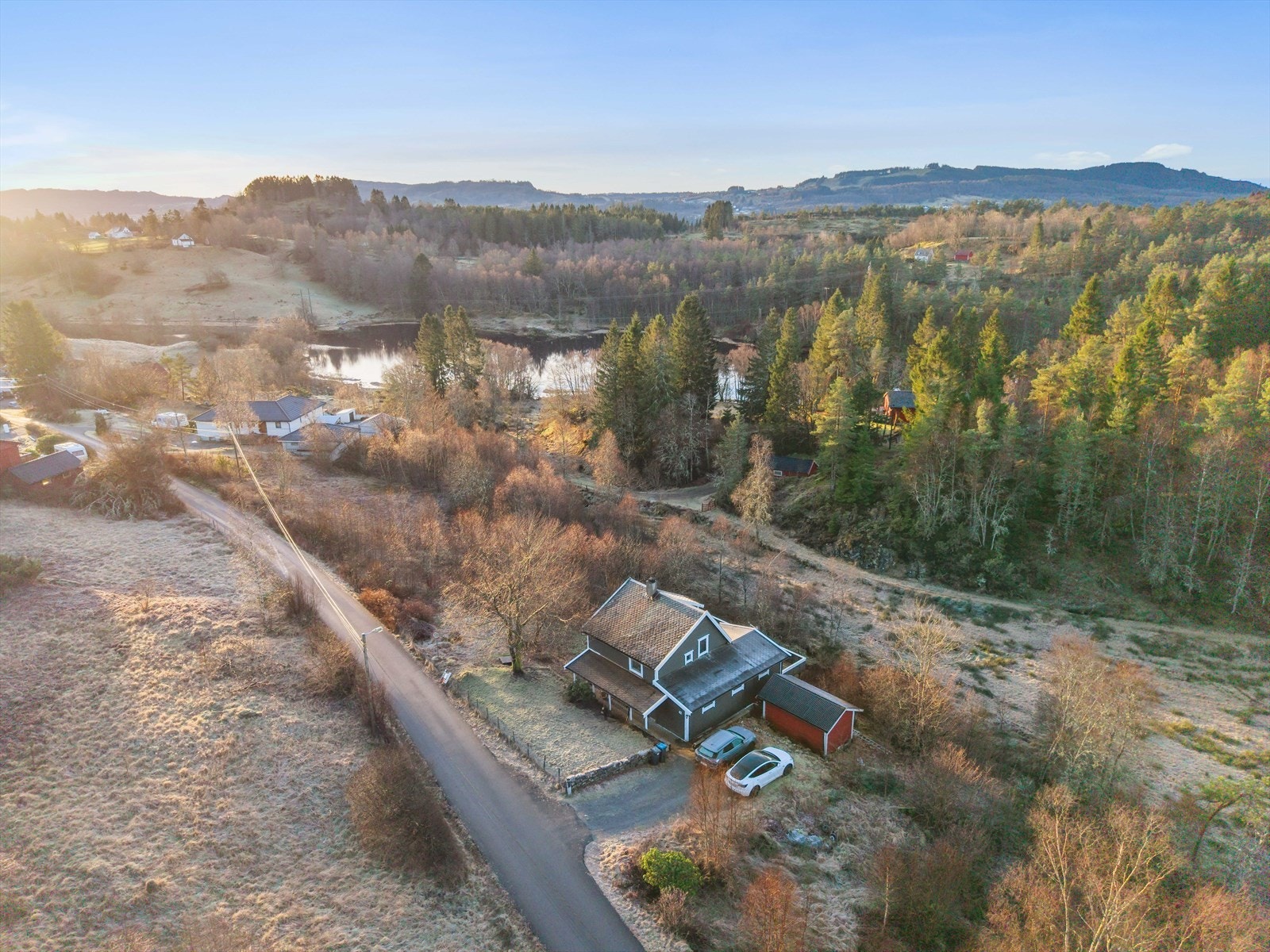 Eiendommen ligger i et rolig og tilbaketrukket boligområde på Hundvin. Galleribilde