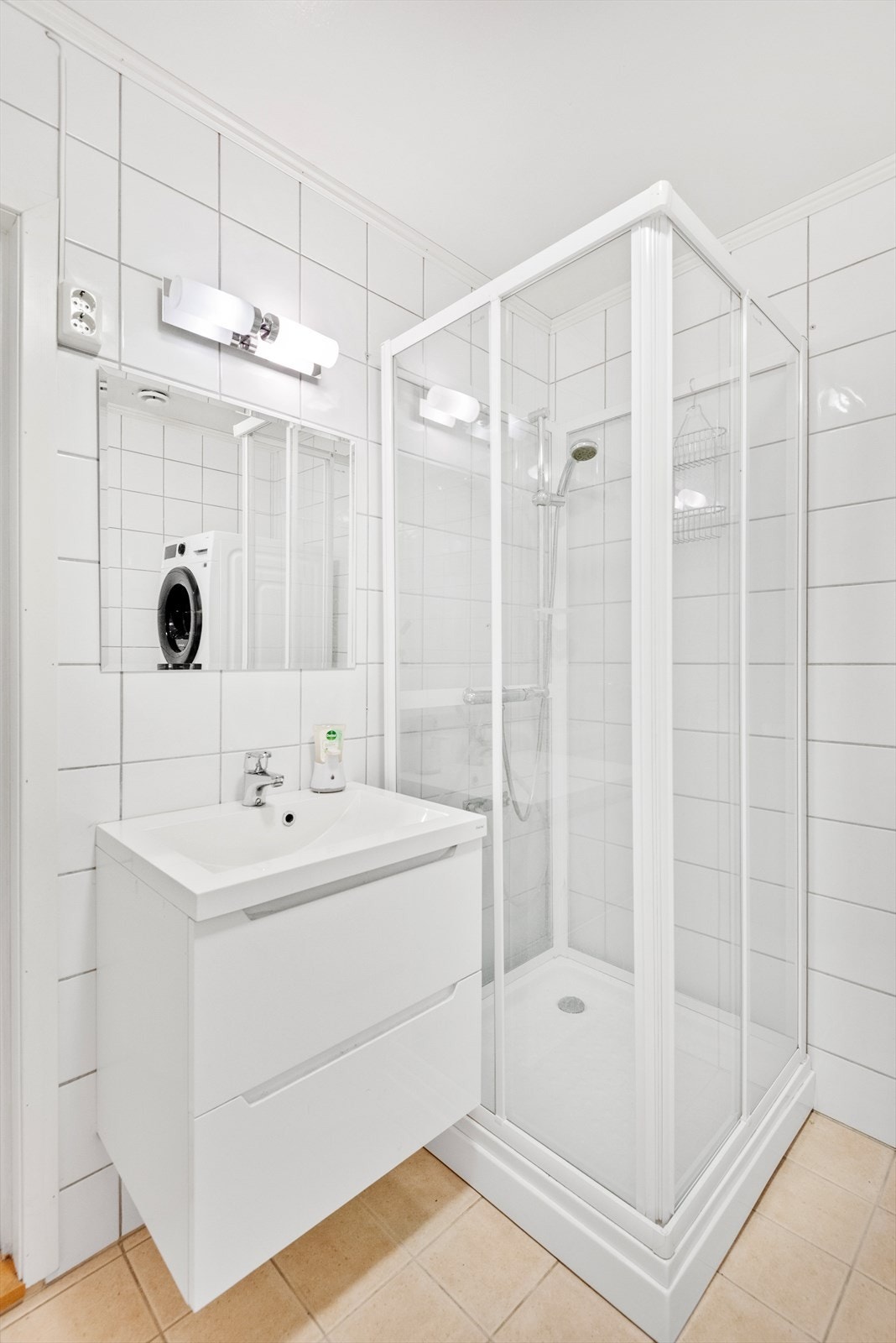 Nedfelt vask i baderomsinnredning - Belysing, kontakter og praktisk bad med god plass Galleribilde