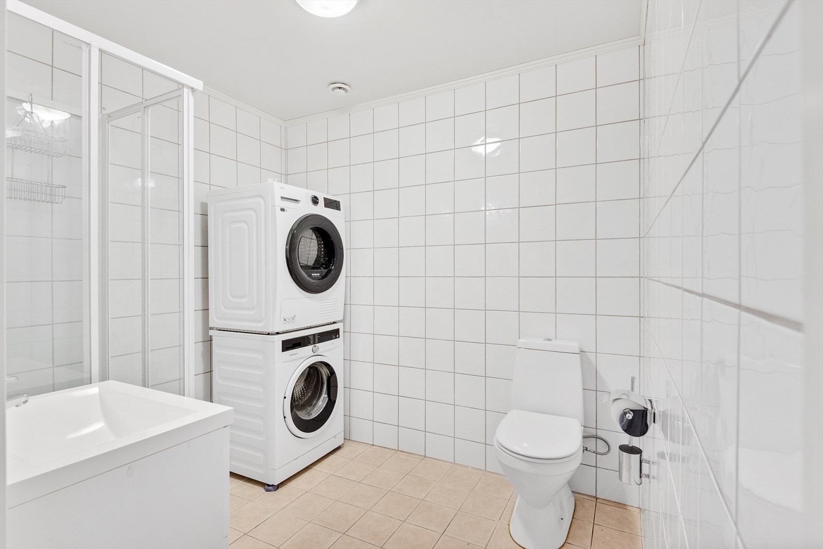 Romslig bad/ wc med fliser og gulvvarme - Badet er fra ca 2006 Galleribilde