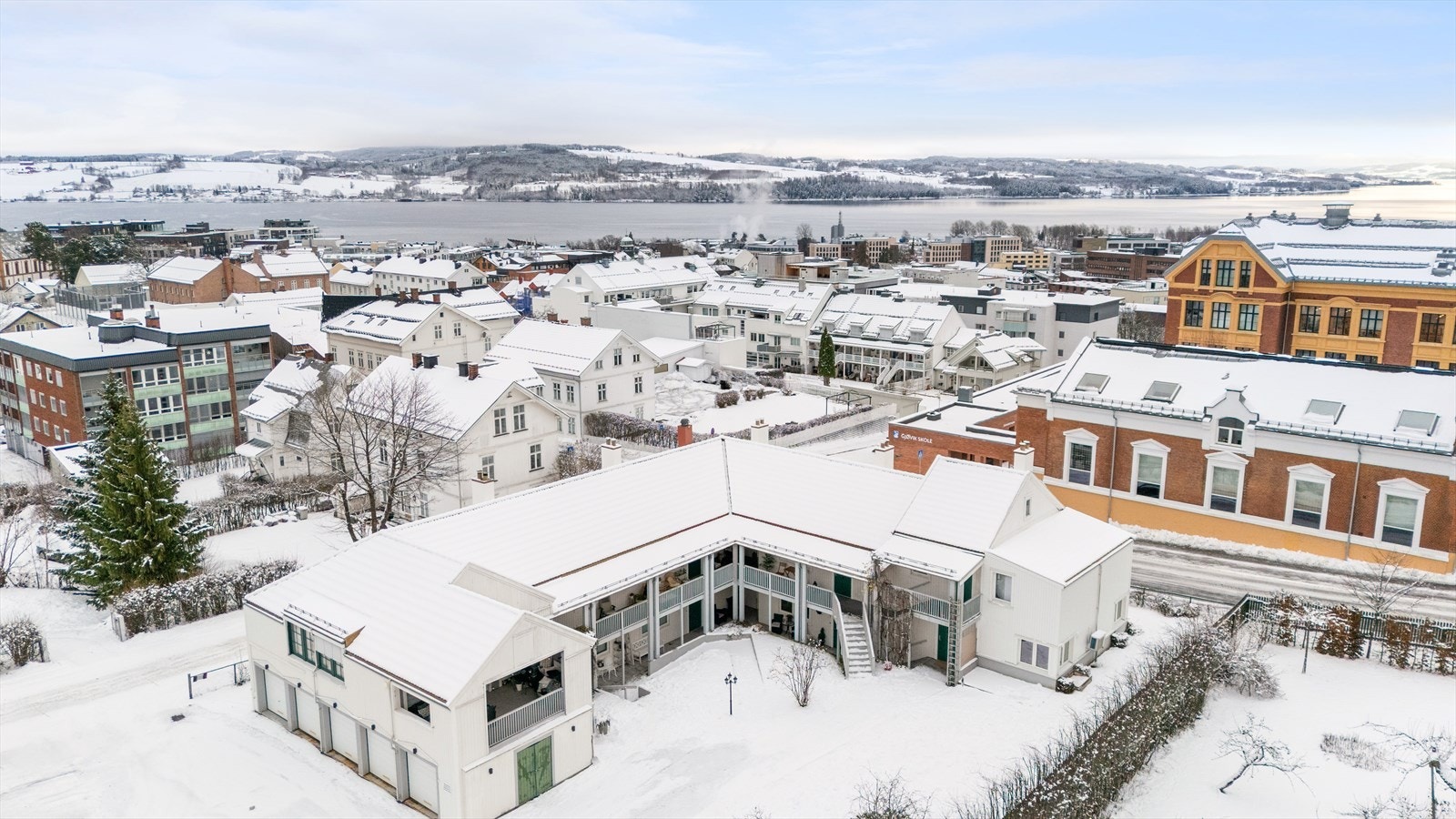 Koselig og felles bakgård med god plass - Pent opparbeidet med plen, stier og beplantning Galleribilde