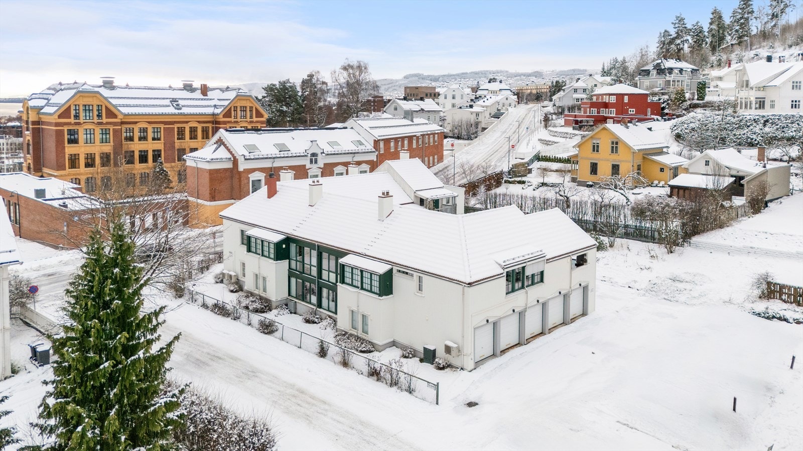 Fasade - Umiddelbar nærhet til Gjøvik skole og barnehage samt sentrum, NTNU, Fagskolen, sykehuset etc. Galleribilde