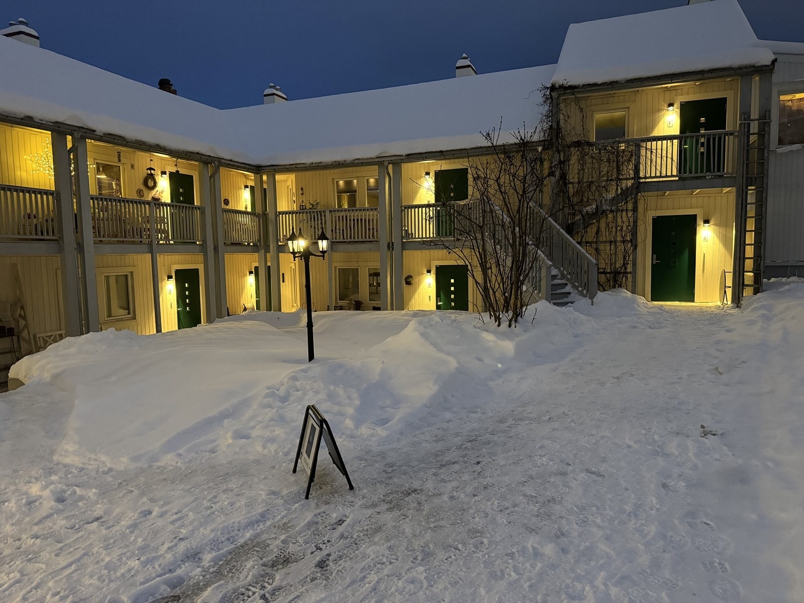 Inngang nede i hjørnet -Hyggelig indre gård - Rullestolrampe med varme om behov Galleribilde