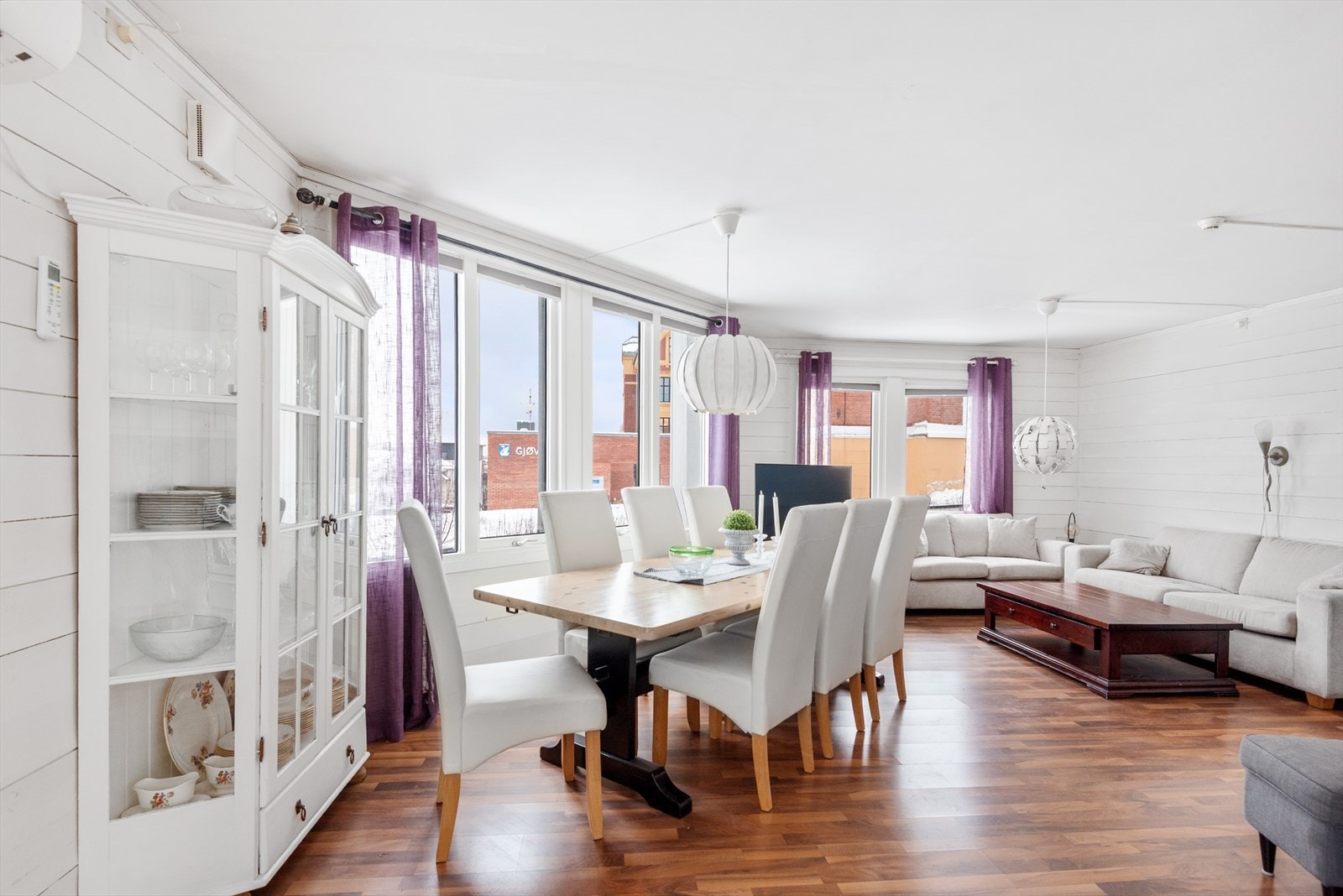 Velkommen inn! Koselig hjørneleilighet med fine møbleringsmuligheter - Lys og luftig - Ca 2,40 takhøyde Galleribilde