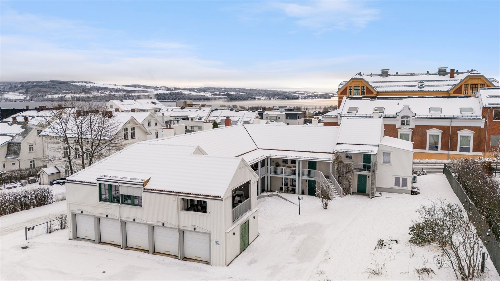 Koselig uteområde - Barnevennlig - Gangavstand til skoler, aktiviteter, skøyter, ski, Hovdebakken, fotball, byens fasiliteter, CC kjøpesenter, etc. Galleribilde