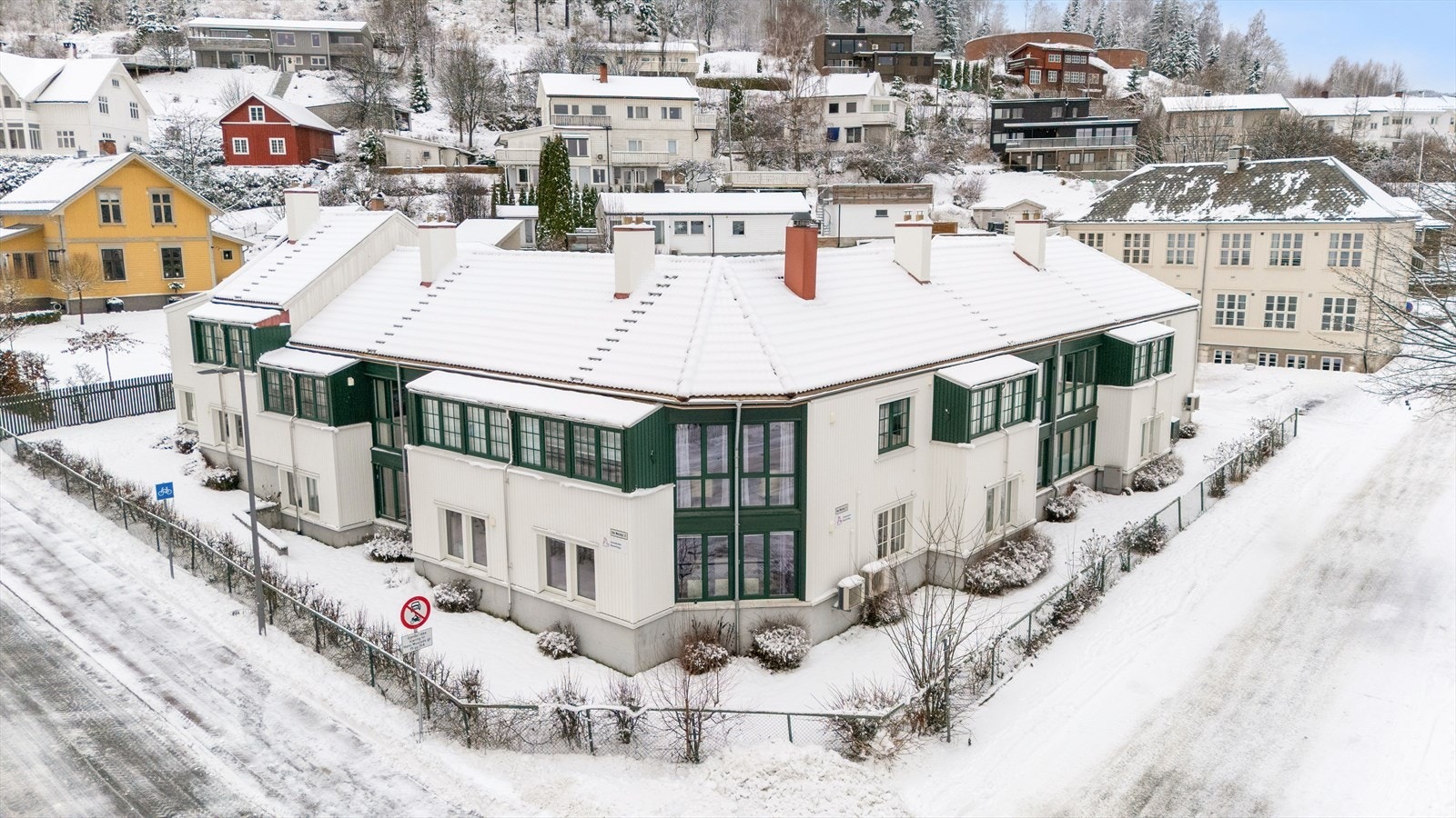 Første-etasje hjørneleilighet - Pent opparbeidet tomt rundt leilighetene og i bakgården Galleribilde