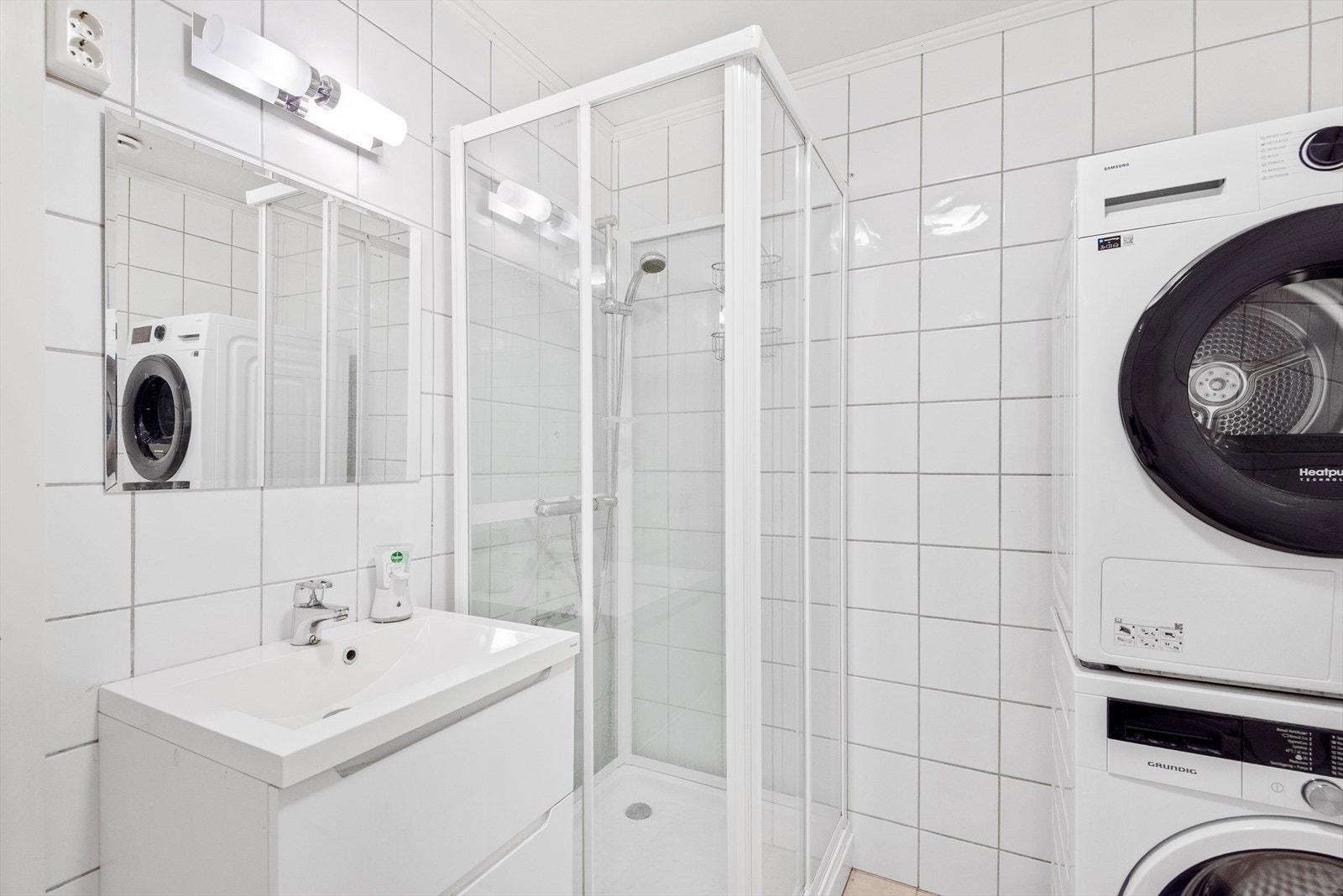 Bad med dusjkabinett og opplegg til vaskemaskin, etc Galleribilde