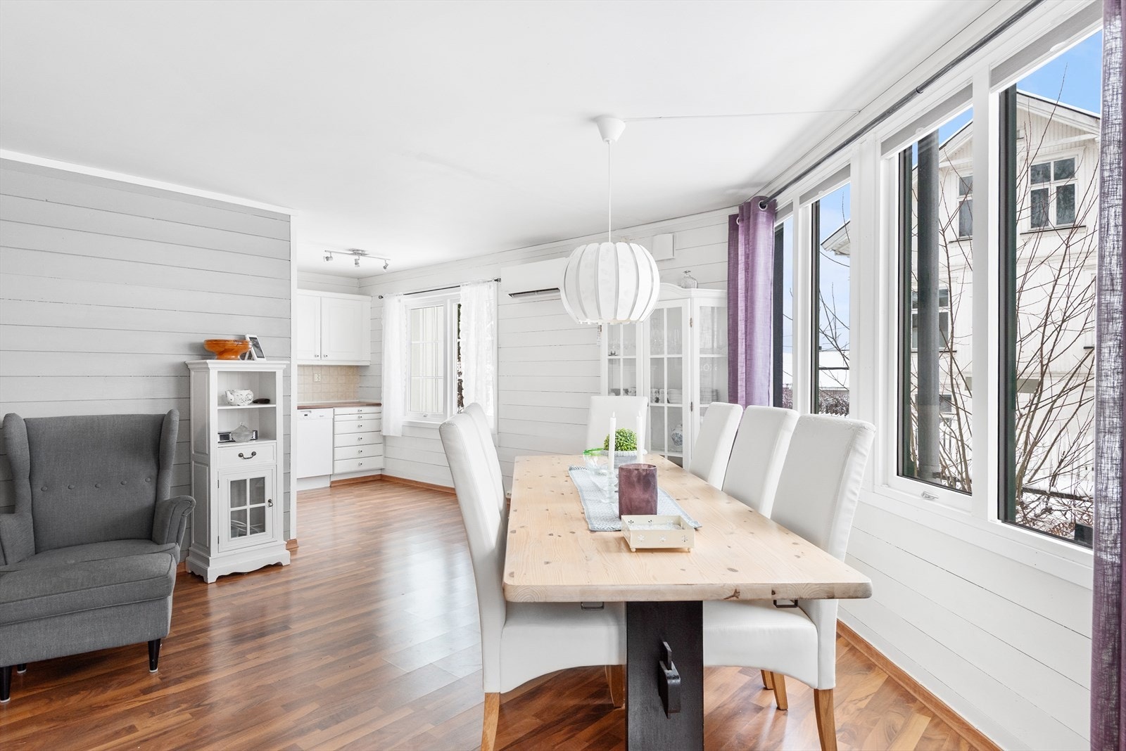 Åpen kjøkkenløsning mot spisestue og stue - Godt med gjennomlys Galleribilde