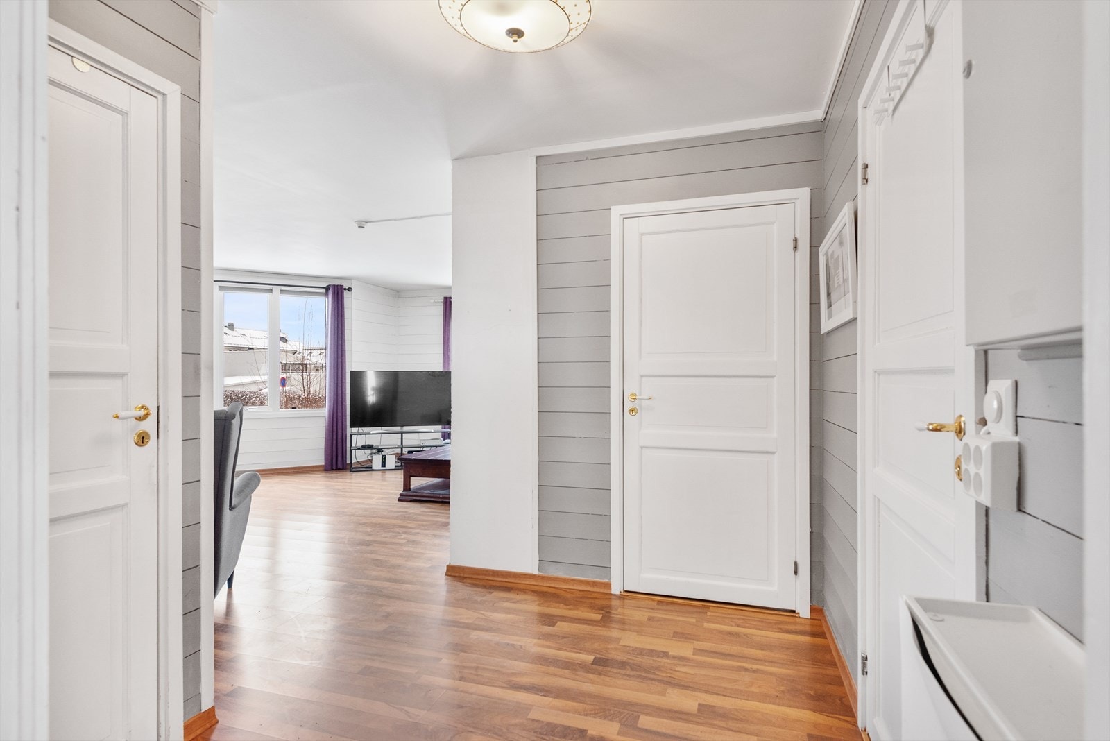 Åpen hall med dører til badet og soverommene Galleribilde