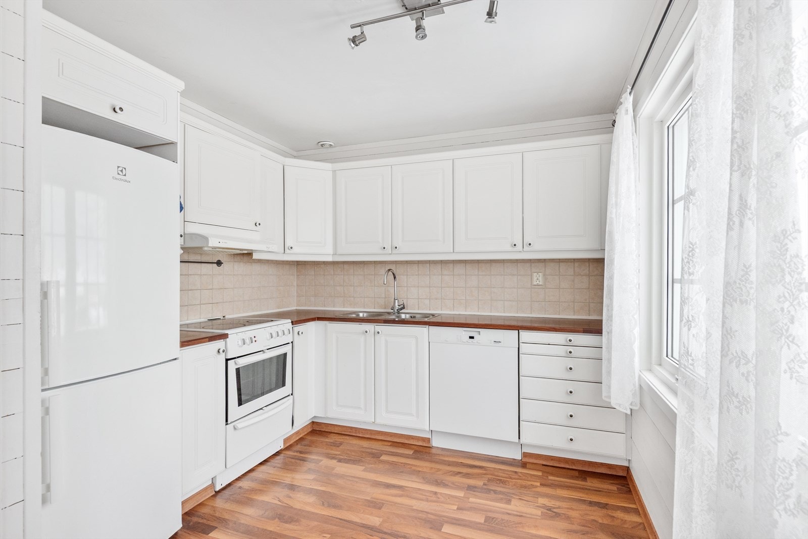 Kjøkken med god plass til matlaging og baking etc. Galleribilde