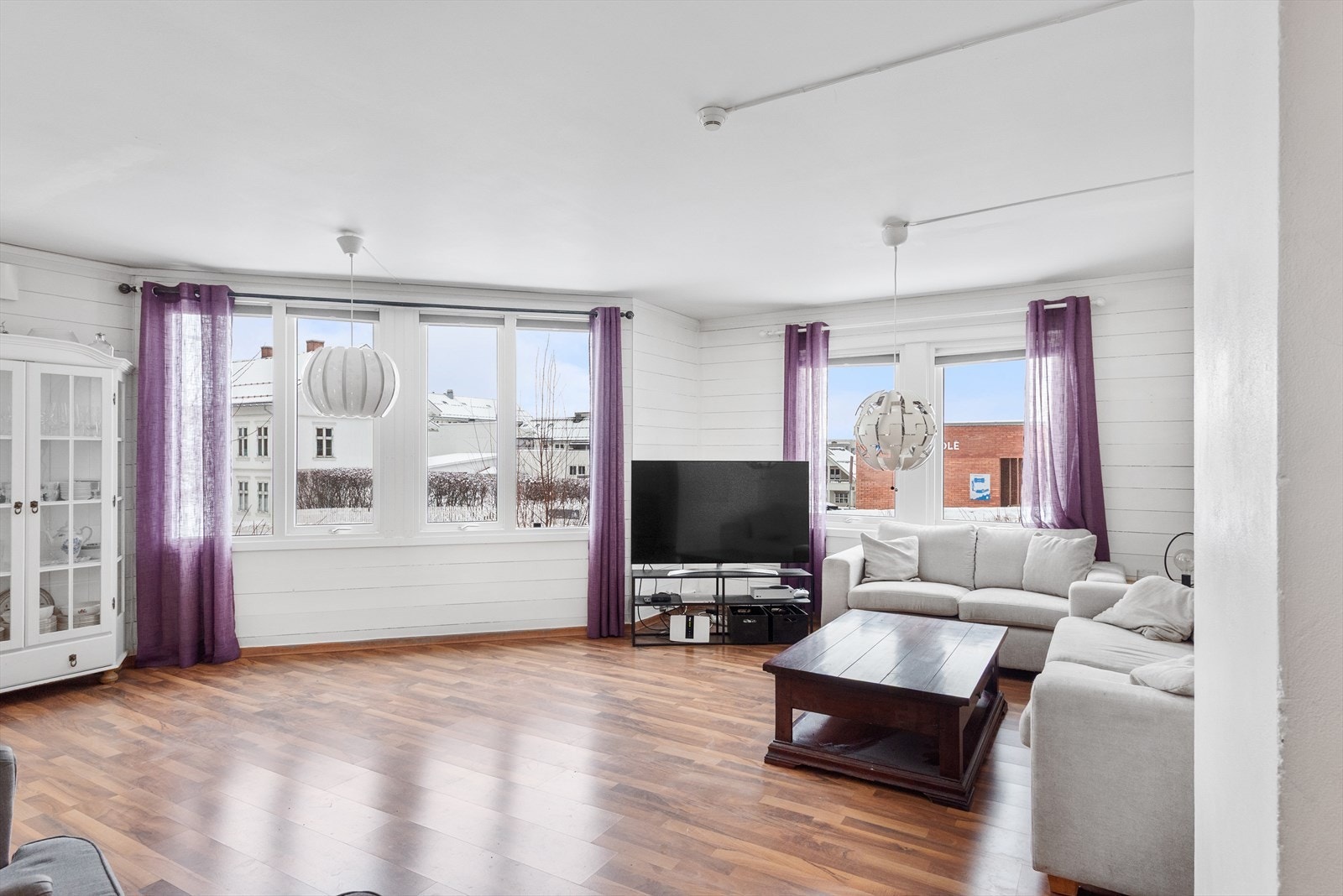 Stilig hjørneløsning med store vinduer og et godt lysinnslipp Galleribilde