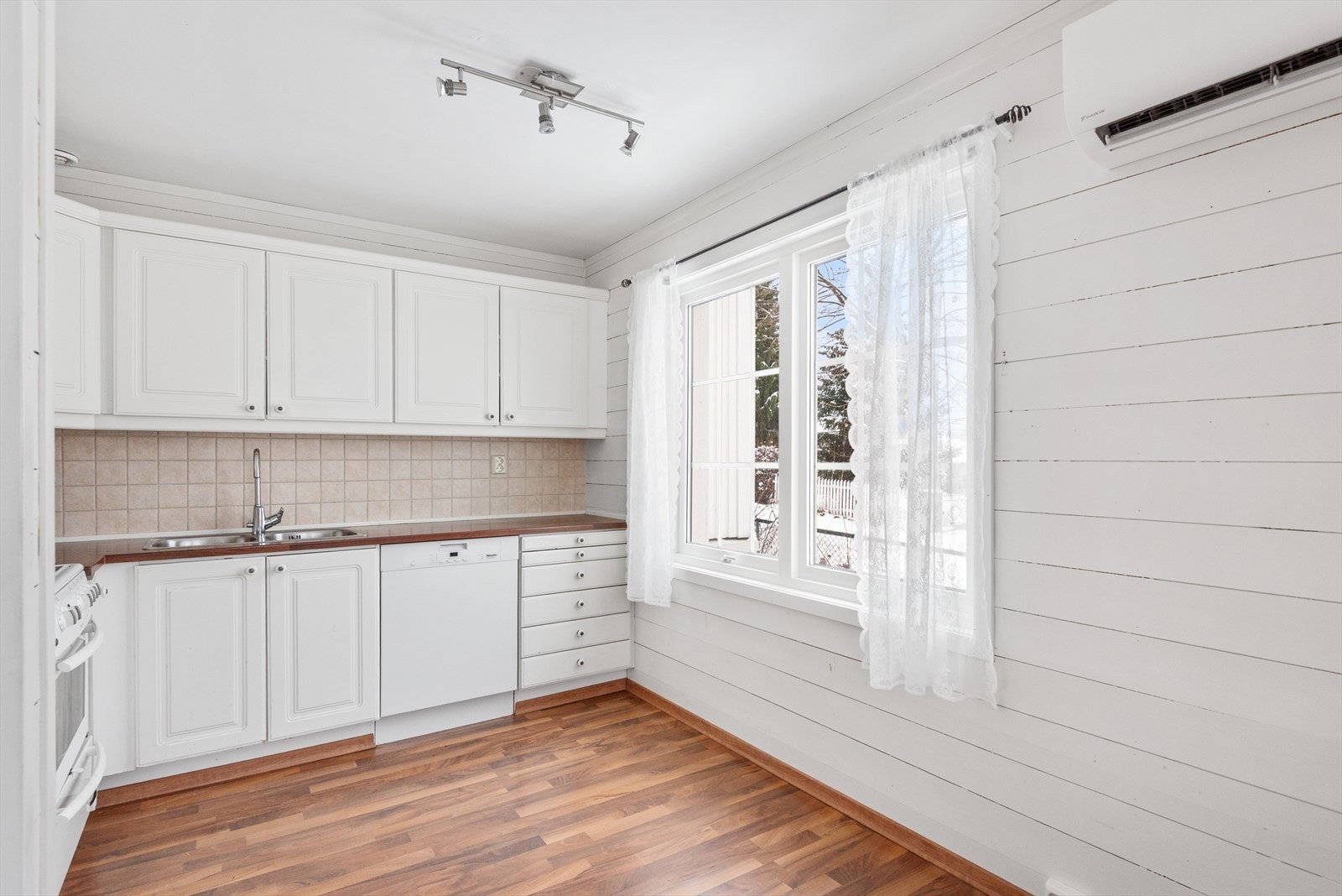 Kjøkken med plass til spisebord om ønskelig Galleribilde