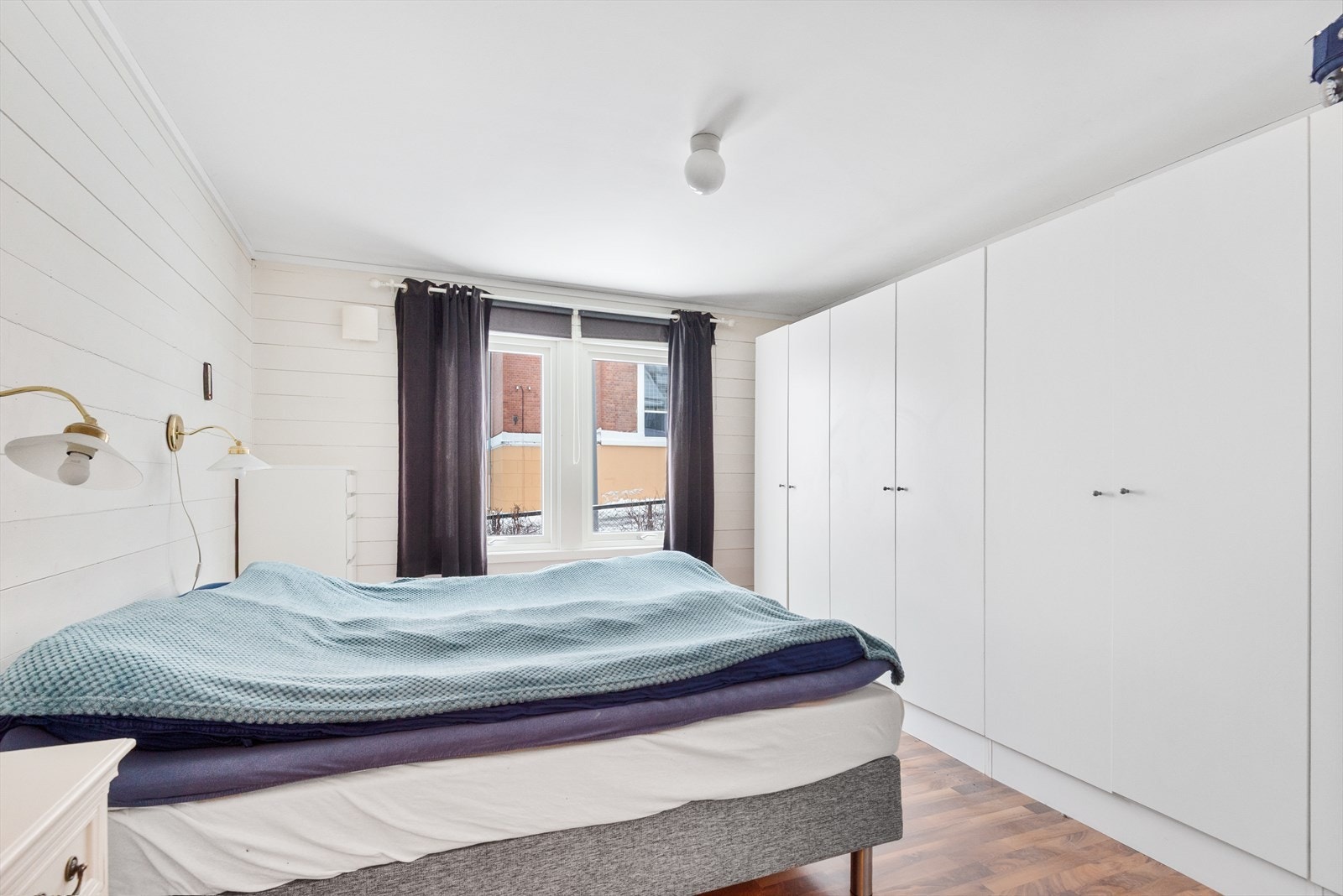 Soverom 1 med stor garderobe Galleribilde