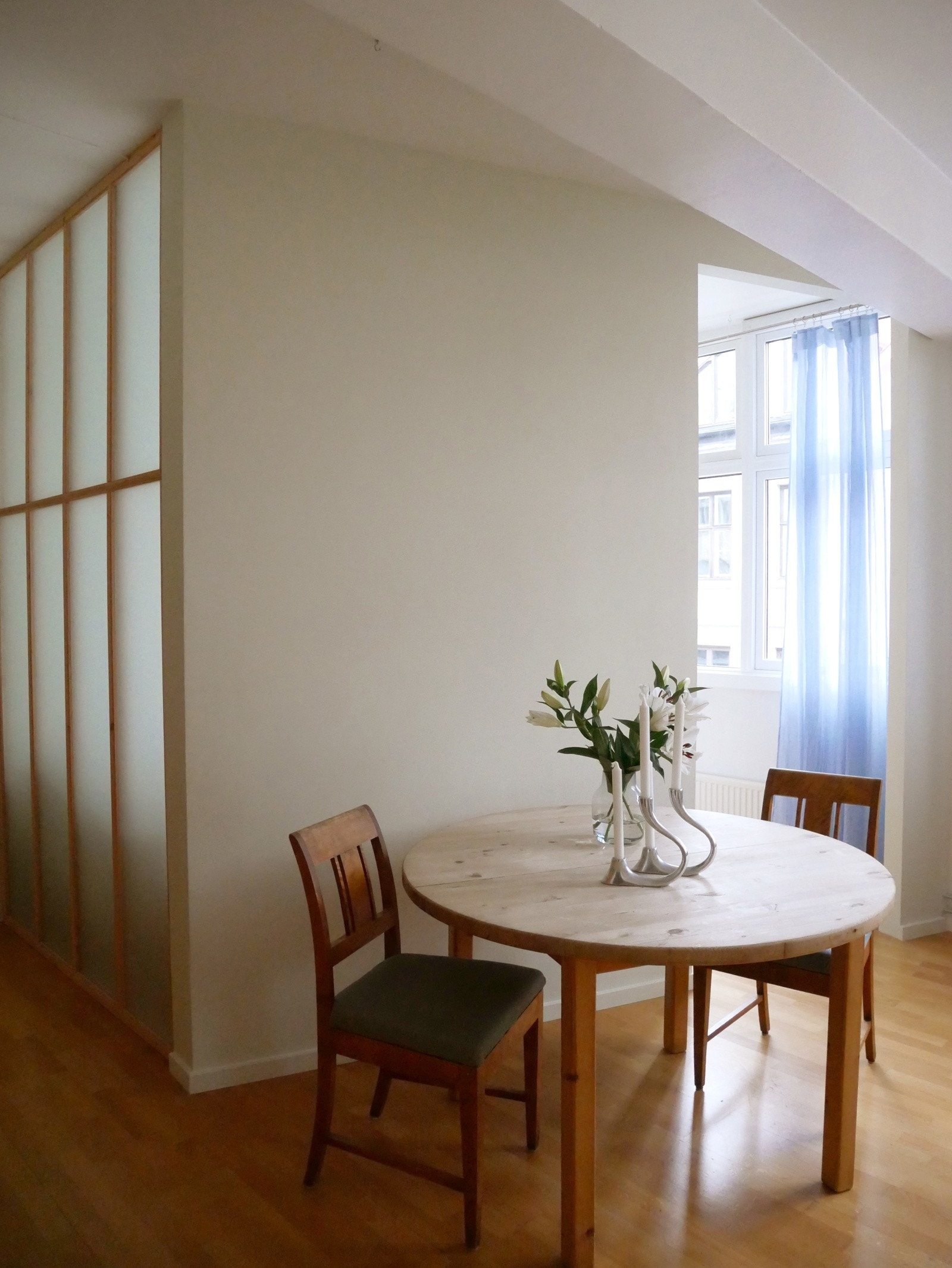 Leiligheten har sollys inn gjennom vinduene fra tidlig formiddag til ettermiddag/kveld i sommerhalvåret. Galleribilde