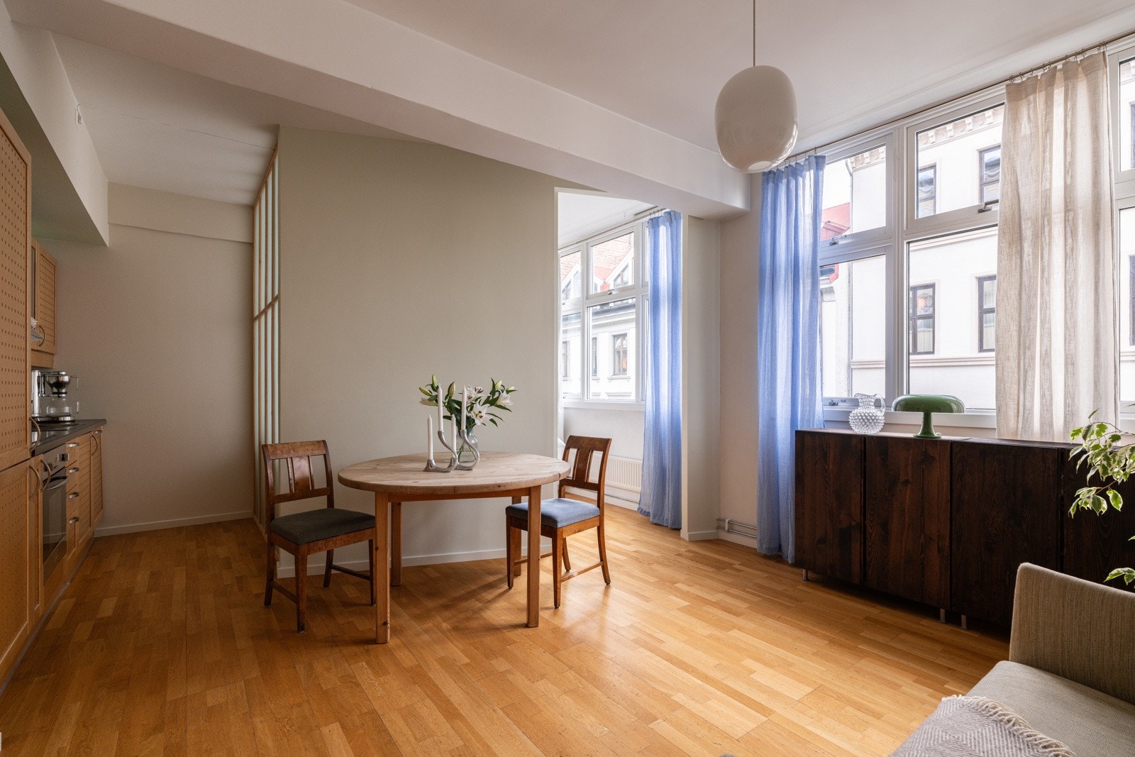 Her kommer du til en lys og pen 2-roms med attraktiv beliggenhet på St. Hanshaugen rett ved Pilestredet Park. Galleribilde