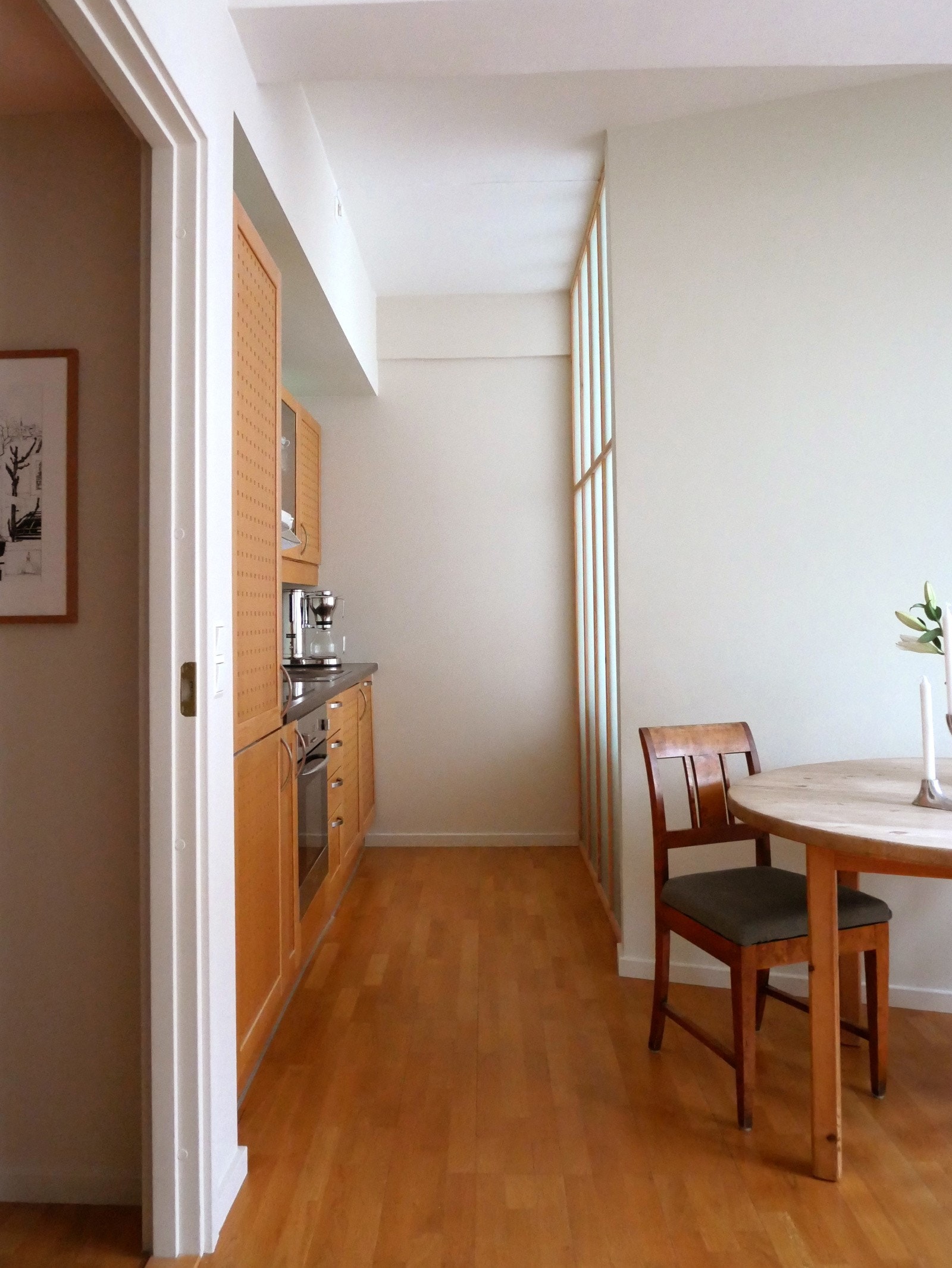 Kjøkkeninnredning med profilerte fronter, benkeplate av laminat, nedfelt oppvaskkum av rustfritt stål med ett-greps armatur, i tillegg til benkeskapsbelysning og stikkontakt over benkeplate. Galleribilde