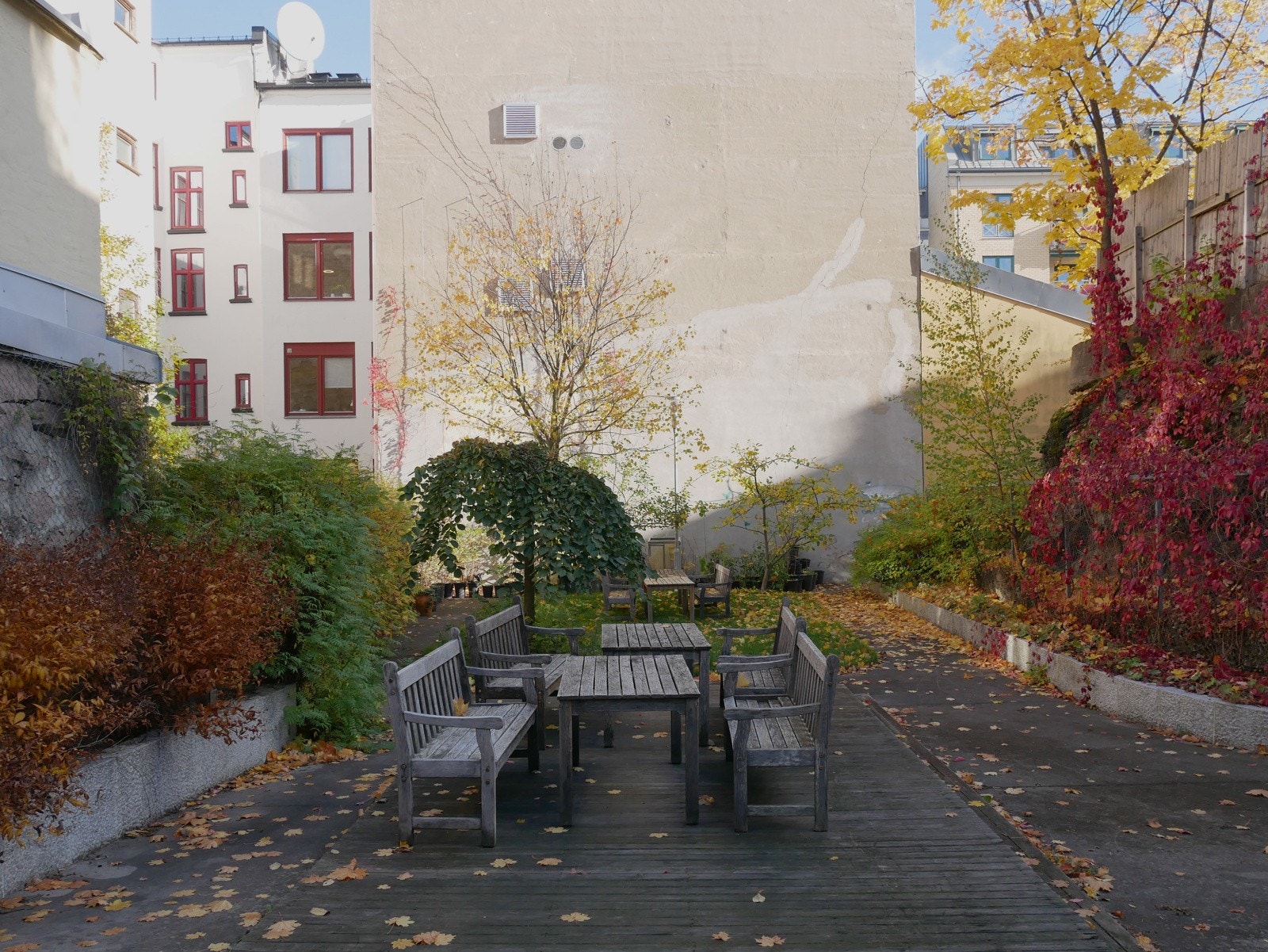 Borettslaget har et pent og grønt gårdsrom med sittegrupper. Galleribilde