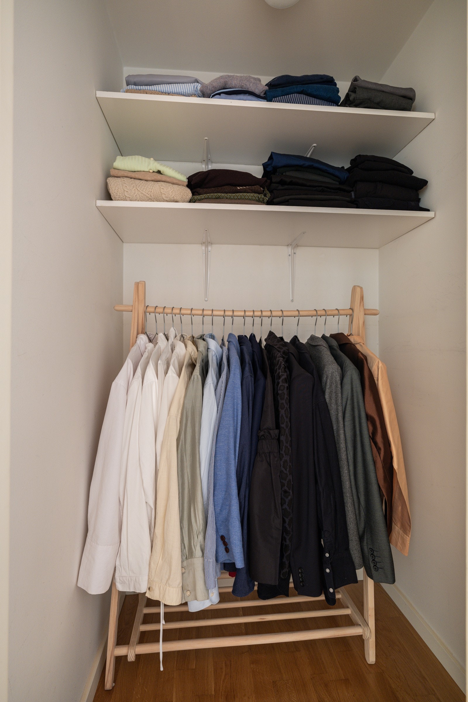 Her er det plass til en oppbevaringsløsning i nisje. Leiligheten disponerer i tillegg en kjellerbod for ekstra lagringsplass. Galleribilde