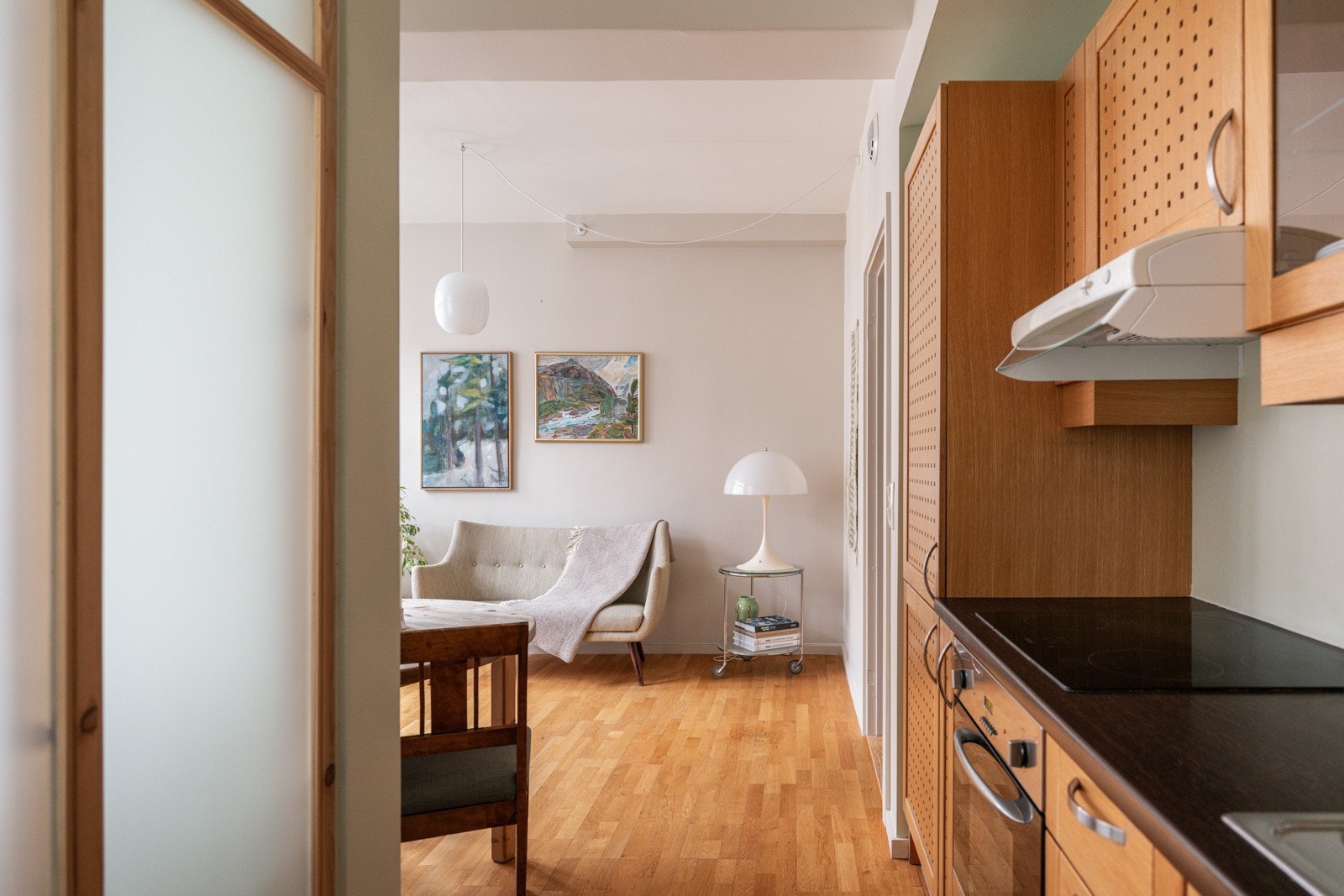 Kjøkkenet har en gjennomtenkt løsning med diagonal vegg som gjør kjøkkenet mer romslig og påkoblet stuen samtidig som at kjøkkenet plasseres litt tilbaketrukket fra spisesituasjonen. Galleribilde