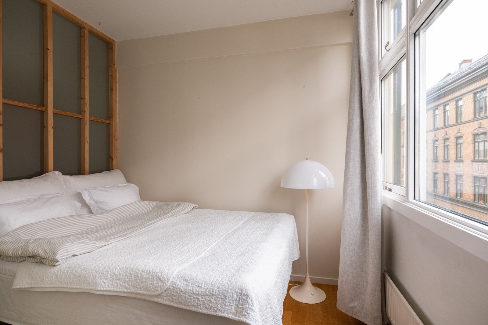 Leiligheten har et luftig og fint soverom med god plass til dobbeltseng og nattbord. Galleribilde