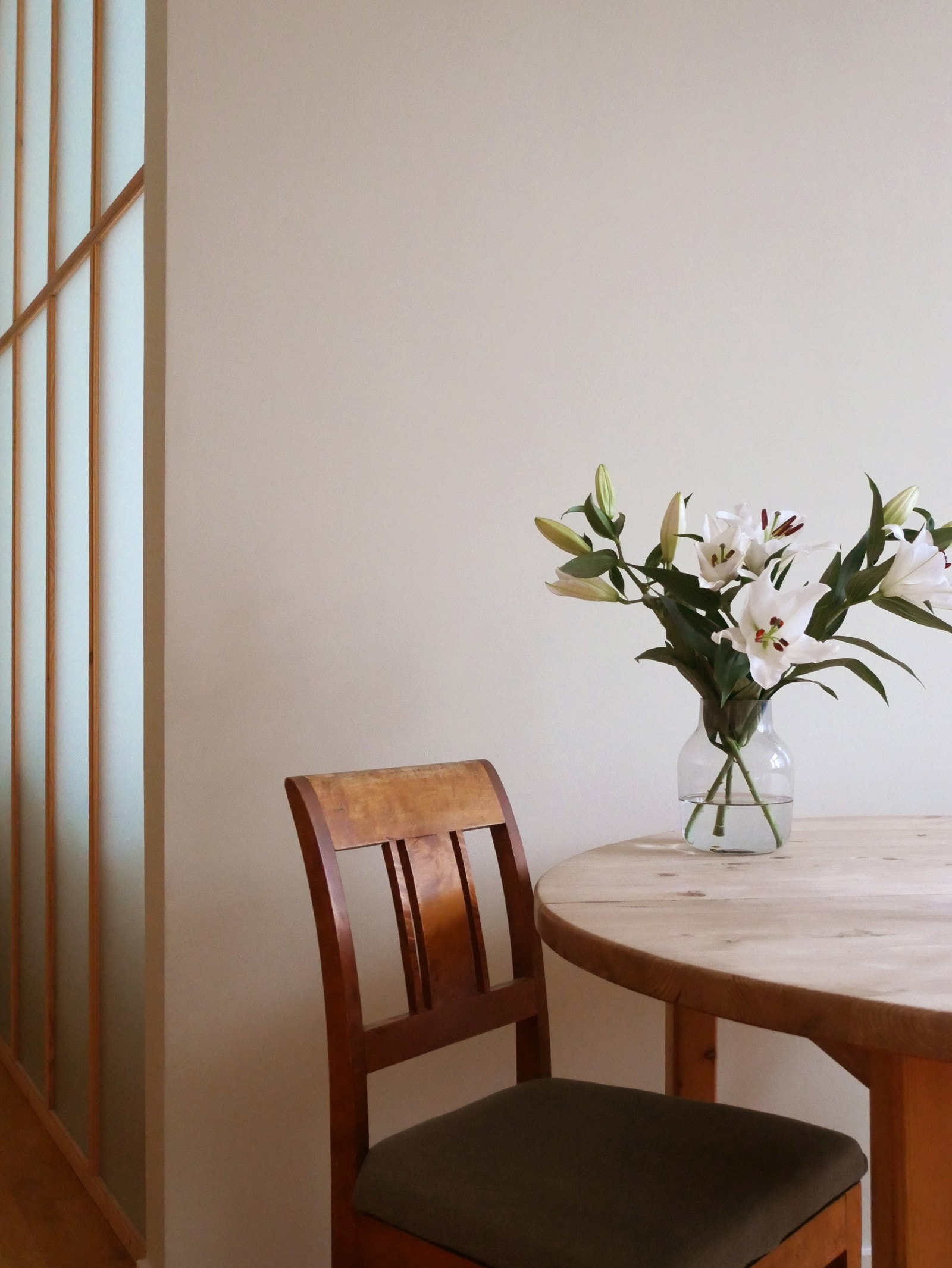 Stuen har gode møbleringsmuligheter med plass til både sofaruppe og spisebord. Galleribilde