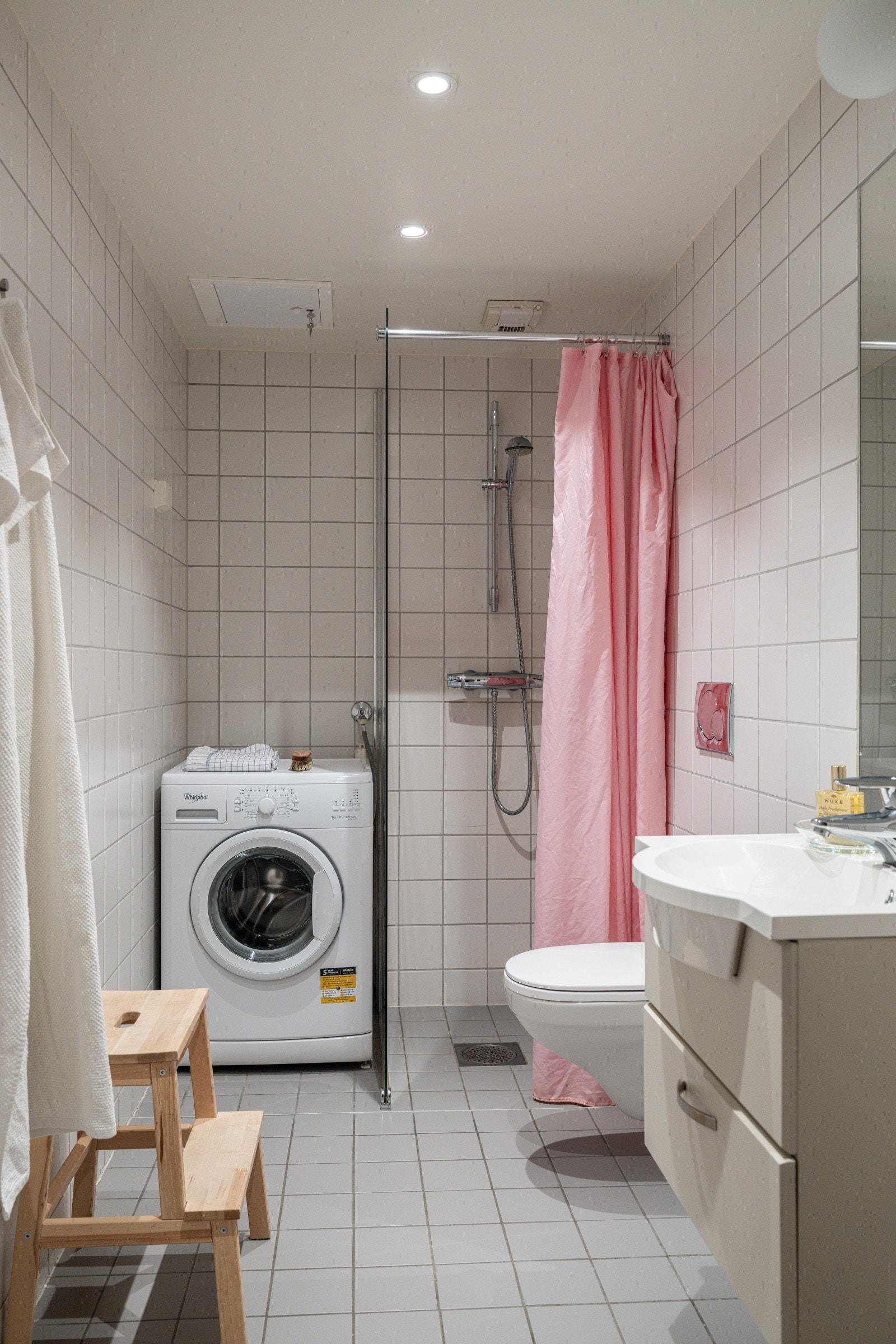 Leiligheten har et delikat baderom. Hele badet er flislagt, varme i gulvet og downlights i himlingen. Galleribilde