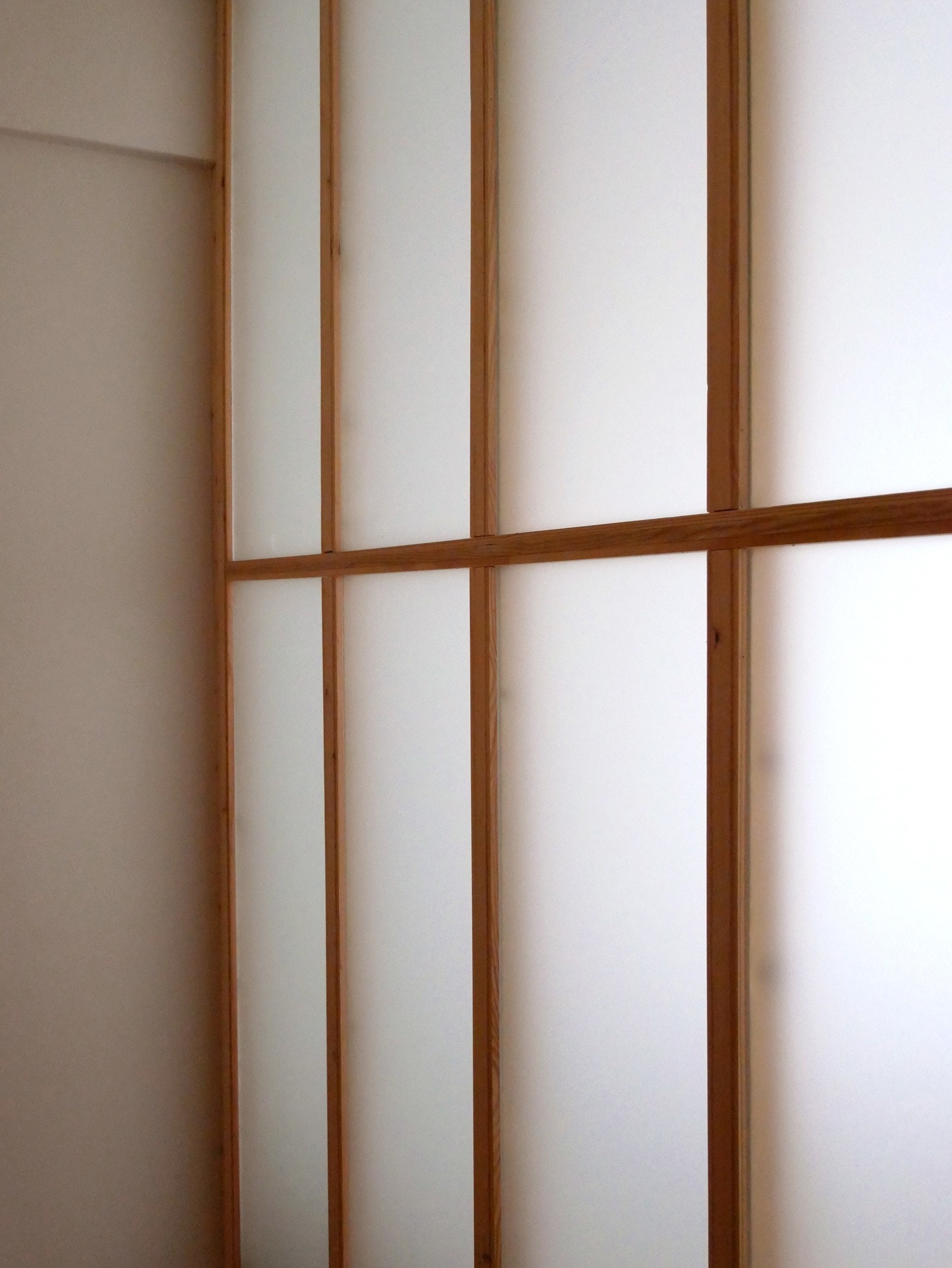 Den Japaninspirerte glassveggen i Satinato-glass sørger for dagslys via soverommet inn til kjøkkenet, slik at også dette er et rom med godt lys. Galleribilde