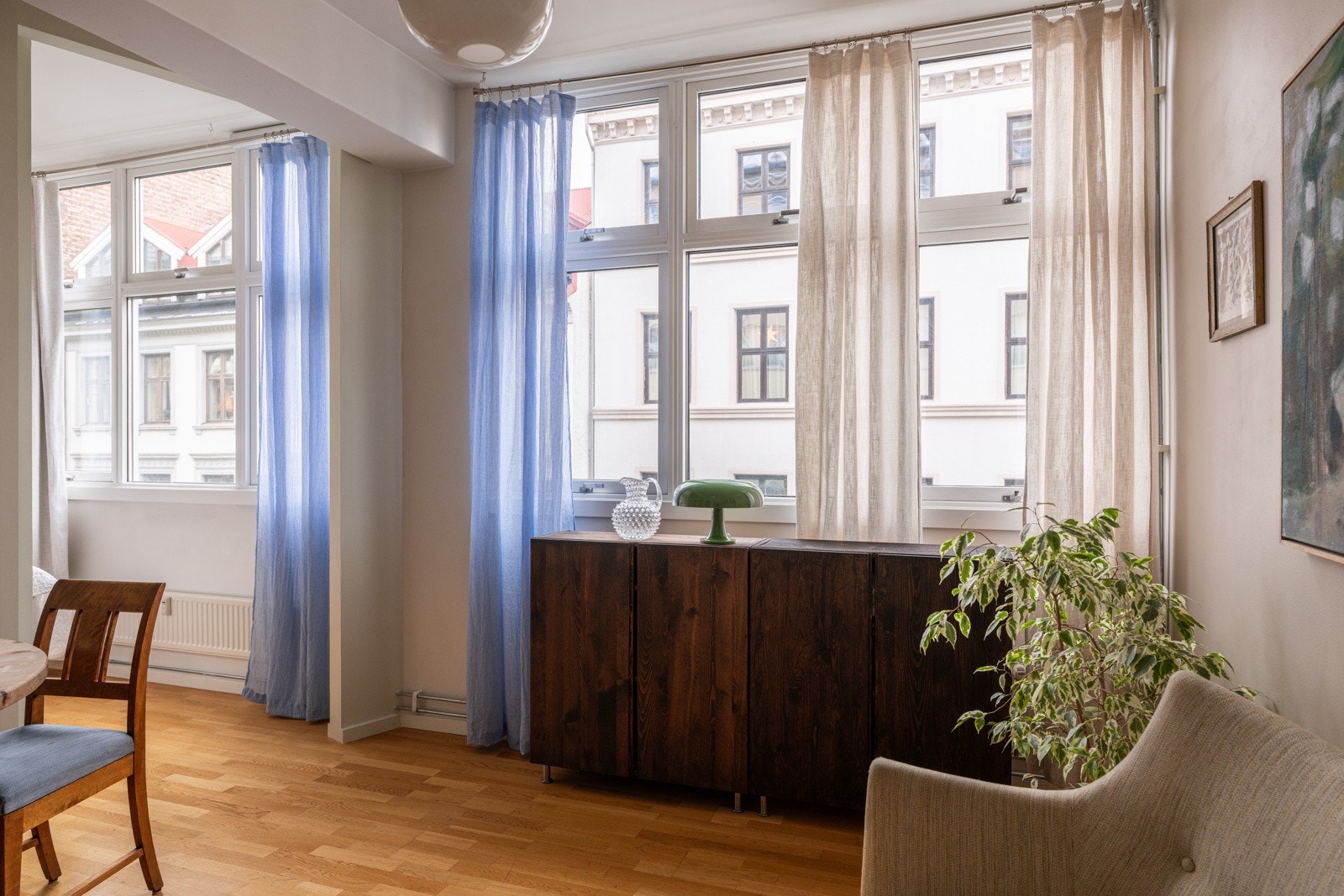 Det er store vindusflater langs hele langsiden og en god takhøyde på opptil 2,77 meter, som gir leiligheten en luftig og god romfølelse. Galleribilde