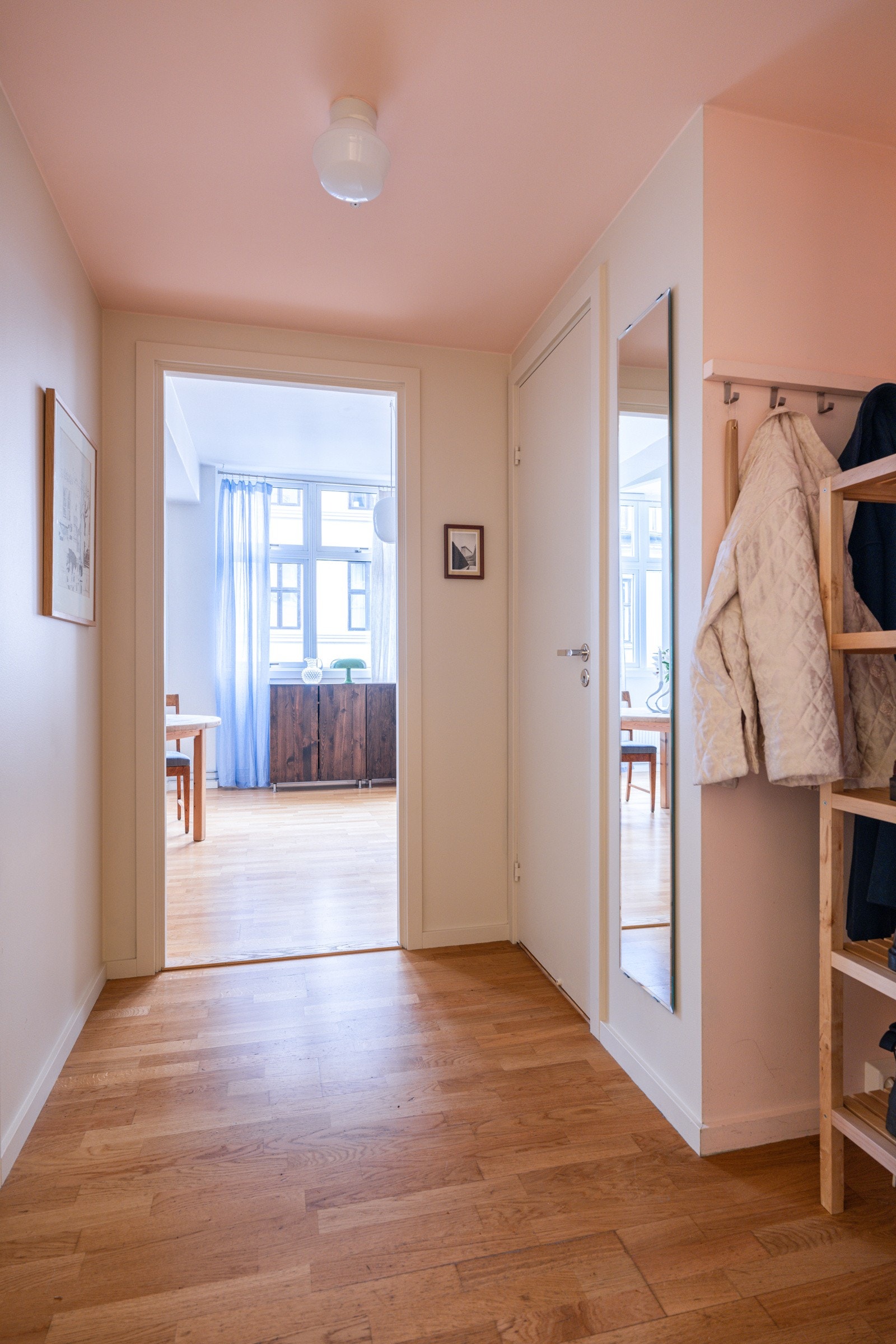 Leiligheten er vel gjennomført med lyse og tidløse overflater, samt pen parkett på gulvet. Galleribilde