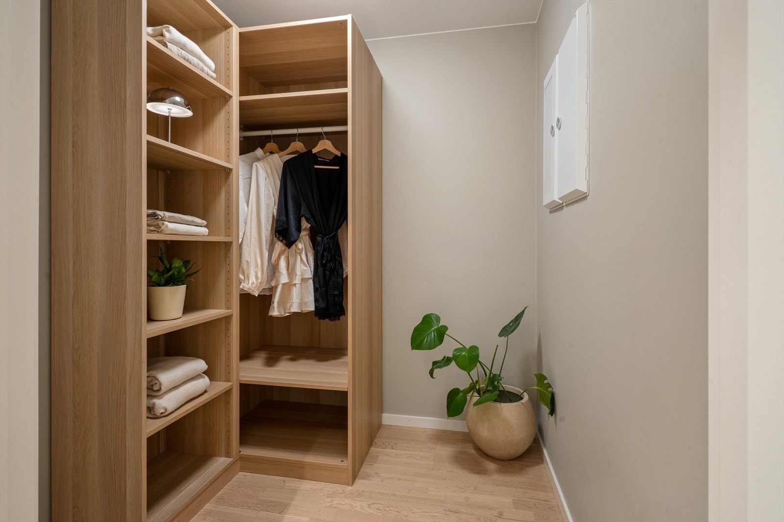 Leiligheten har en praktisk bod. Kan brukes som walk-in garderobe eller hjemmekontor. Galleribilde