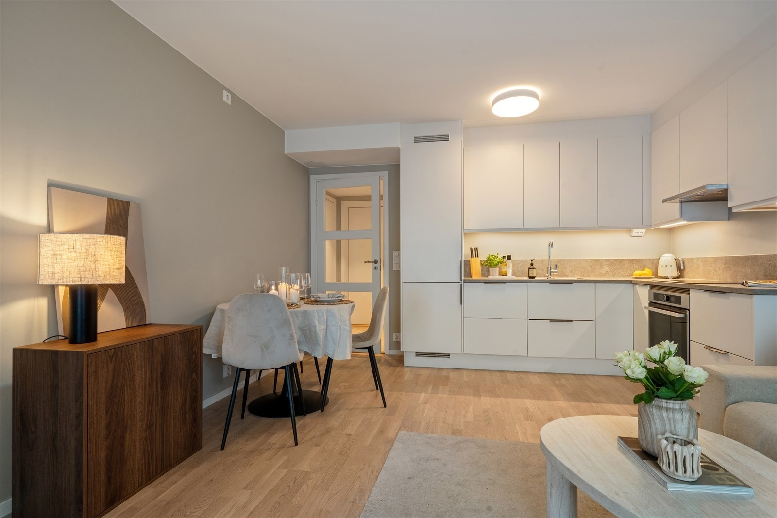 Stue og kjøkken. Galleribilde