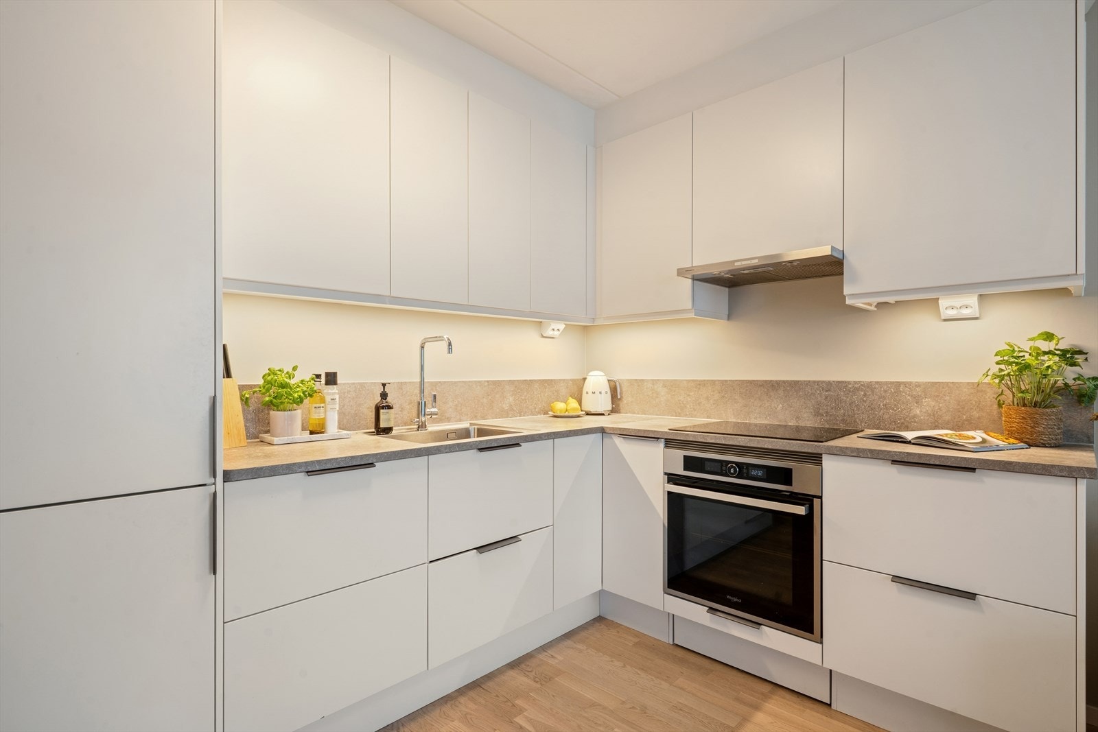 Kjøkkenet har en stilren innredning med integrerte hvitevarer. Galleribilde