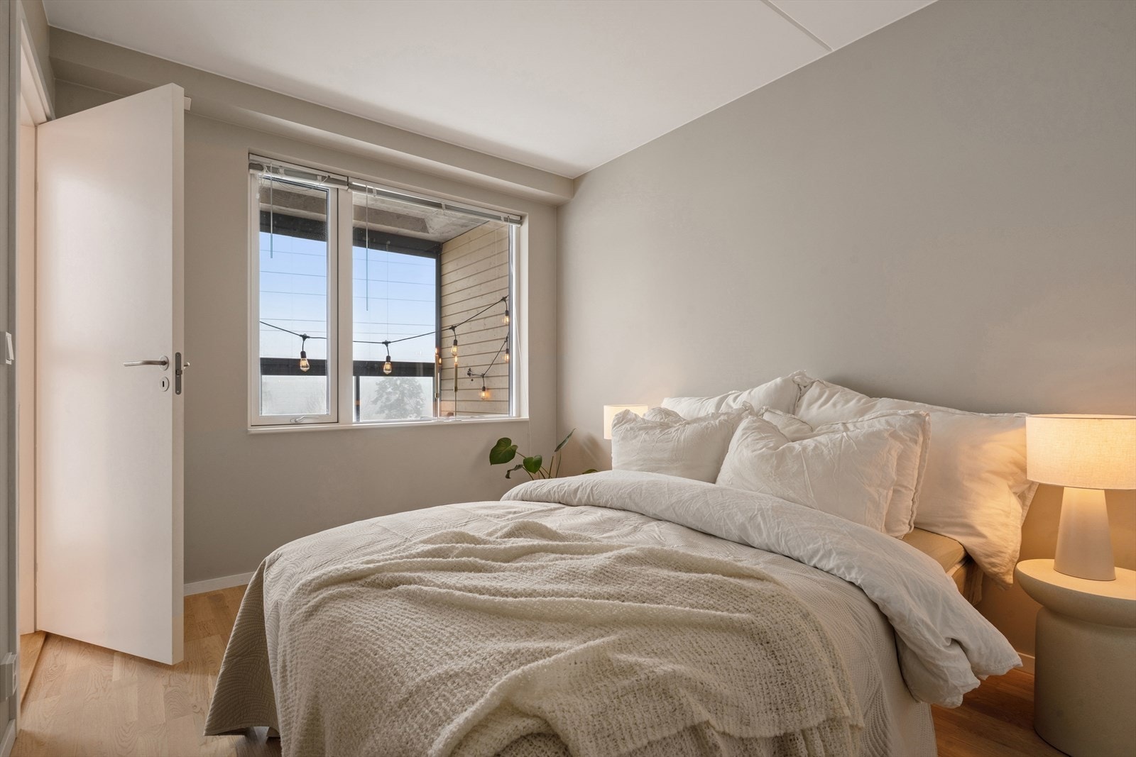 Soverommet er innredet med lune farger som skaper en behagelig og avslappende atmosfære. Galleribilde