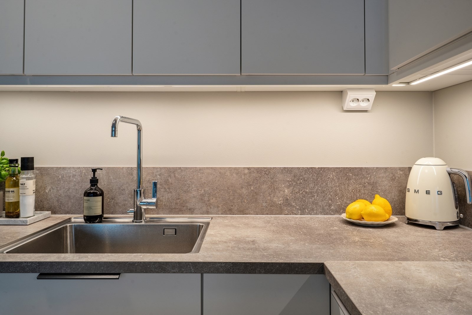 Kjøkkenet byr på rikelig med skapplass - her får du god lagringskapasitet og en praktisk løsning for hverdagen. Galleribilde