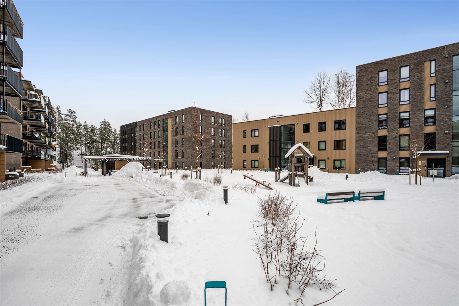 Her får du kort vei til dagligvare, kollektivtransport, flotte turområder, golfbane og lysløype. Galleribilde