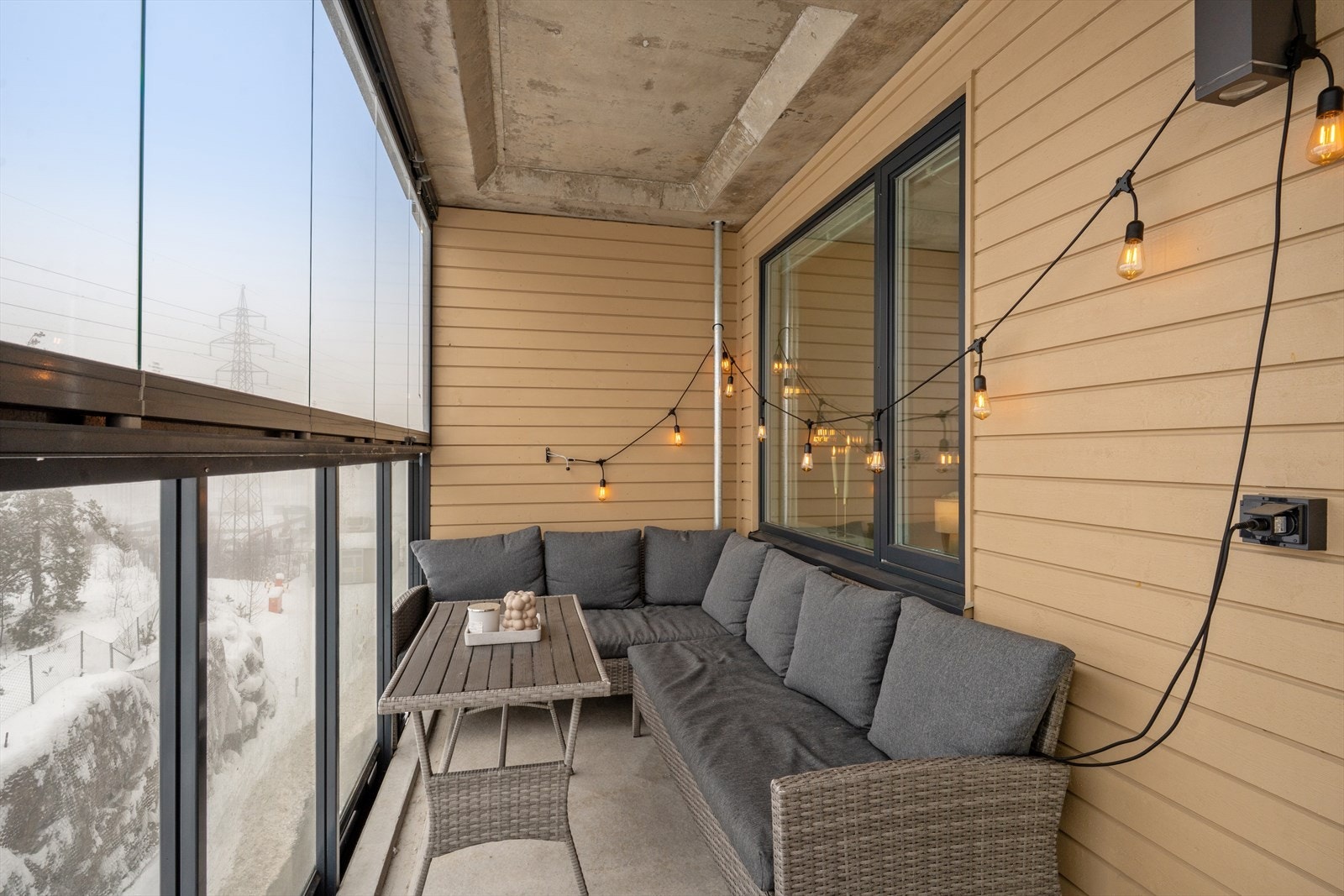 Innglasset balkong - ideell forlengelse av stuen som gir ekstra plass og komfort. Galleribilde