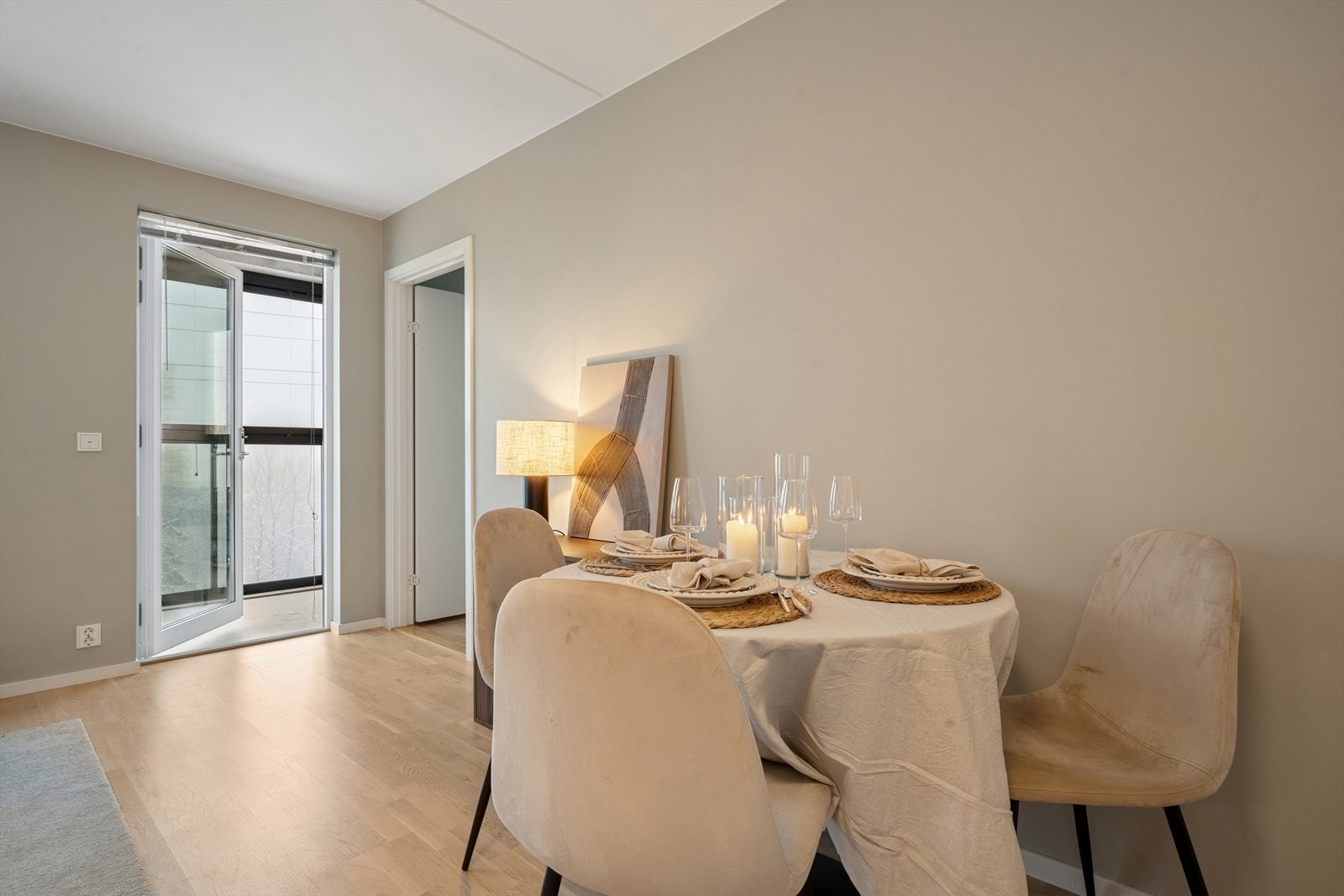 Fra stuen er det utgang til en sør-østvendt balkong. Galleribilde