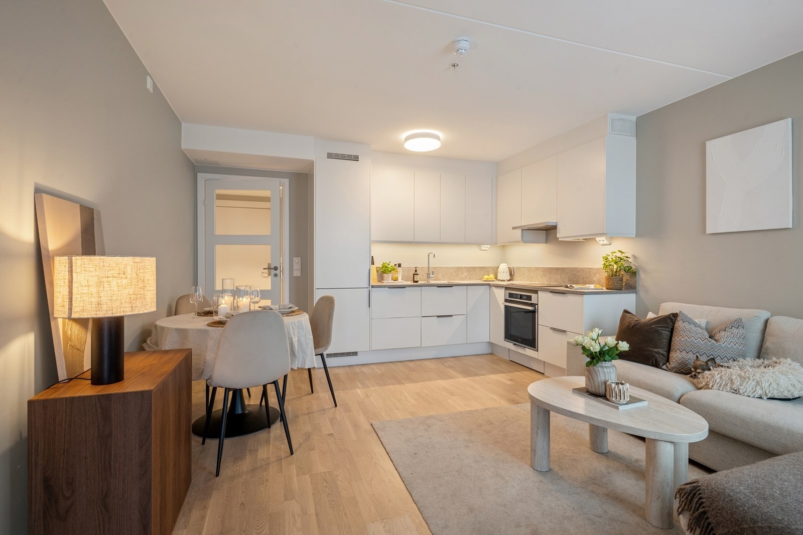 Her er det plass til sofagruppe og spisebord. Galleribilde