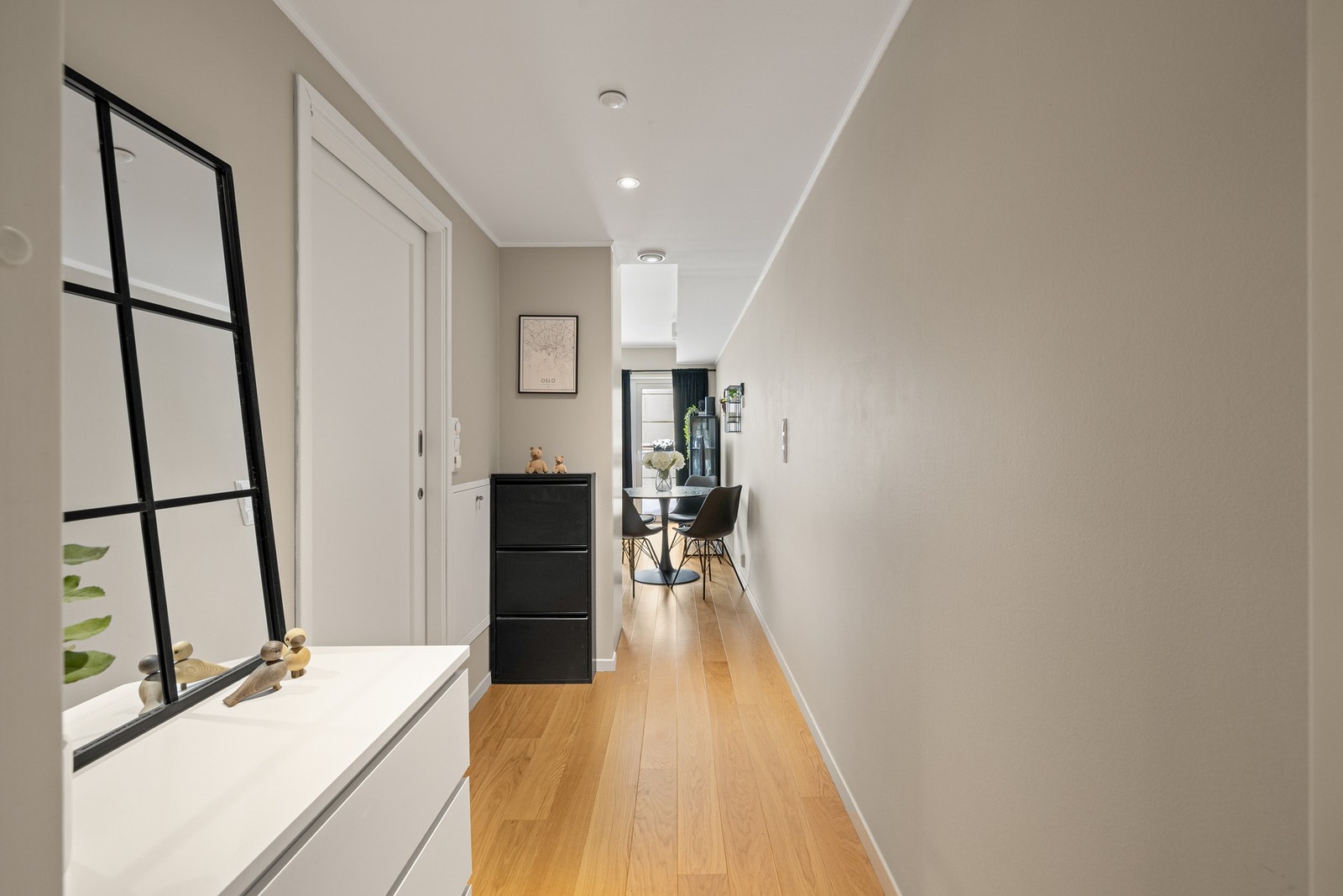 Duse fine moderen farger i leiligheten. Galleribilde