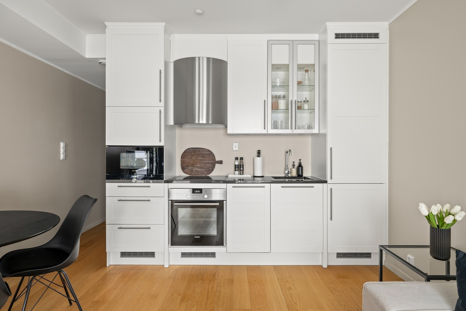 Kvalitets kjøkken fra Arens med Siemens integrerte hvitevarer. Utstrakt bruk av underskap med praktiske kolonialskuffer. Galleribilde