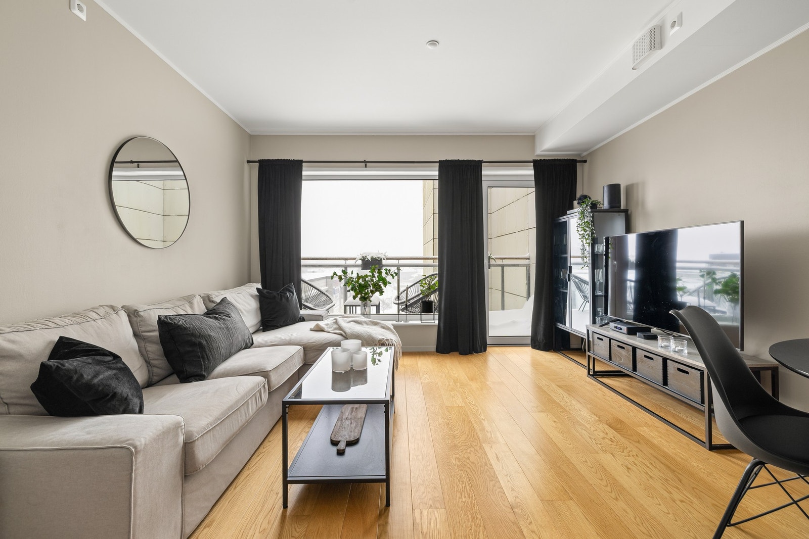 Her får du en hel vegg med vindusflate, rett ut på egen balkong. Det er også en stor felles terrasse nær leiligheten i samme etasje Galleribilde