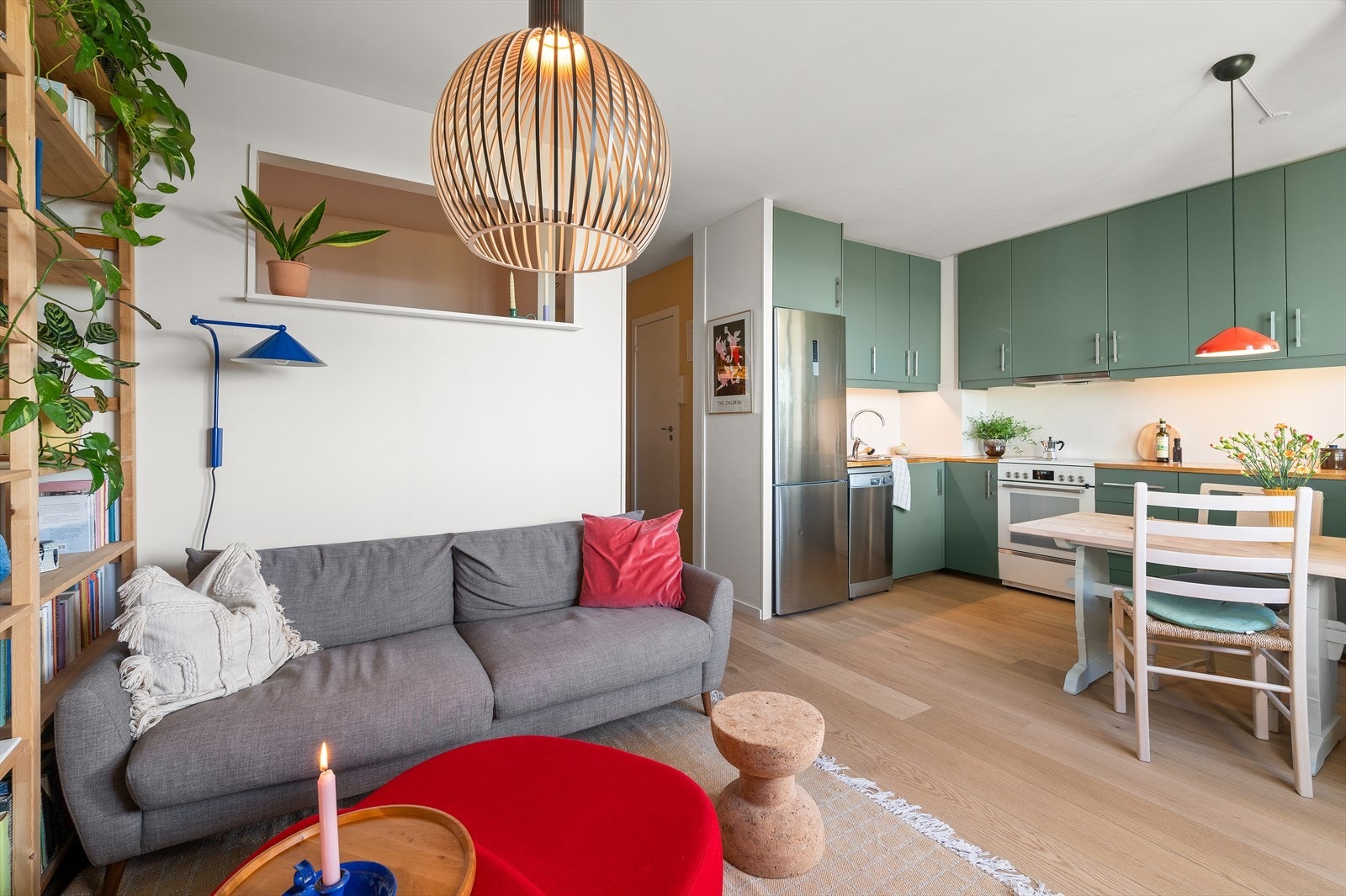 Det er opplegg for frittstående kjøl/frys, komfyr og oppvaskmaskin. Hvitevarer medfølger handelen. Komfyrvakt og lekkasjesikring er innstallert. Galleribilde