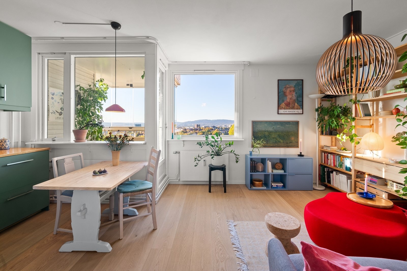 Den gode utformingen, sammen med de lyse overflatene, gjør det enkelt å innrede oppholdsrommet etter eget ønske. Galleribilde