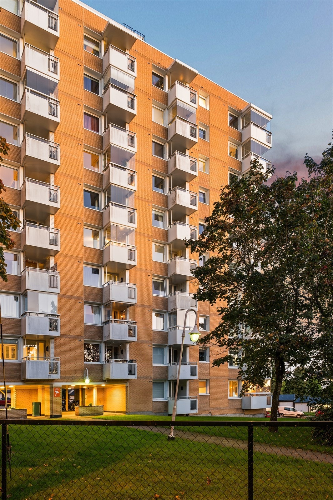Bygget har to nyere personheiser (2018). Leiligheten ligger høyt og fritt i 7. etasje skjermet for innsyn. Felles takareal med panoramautsikt. Galleribilde