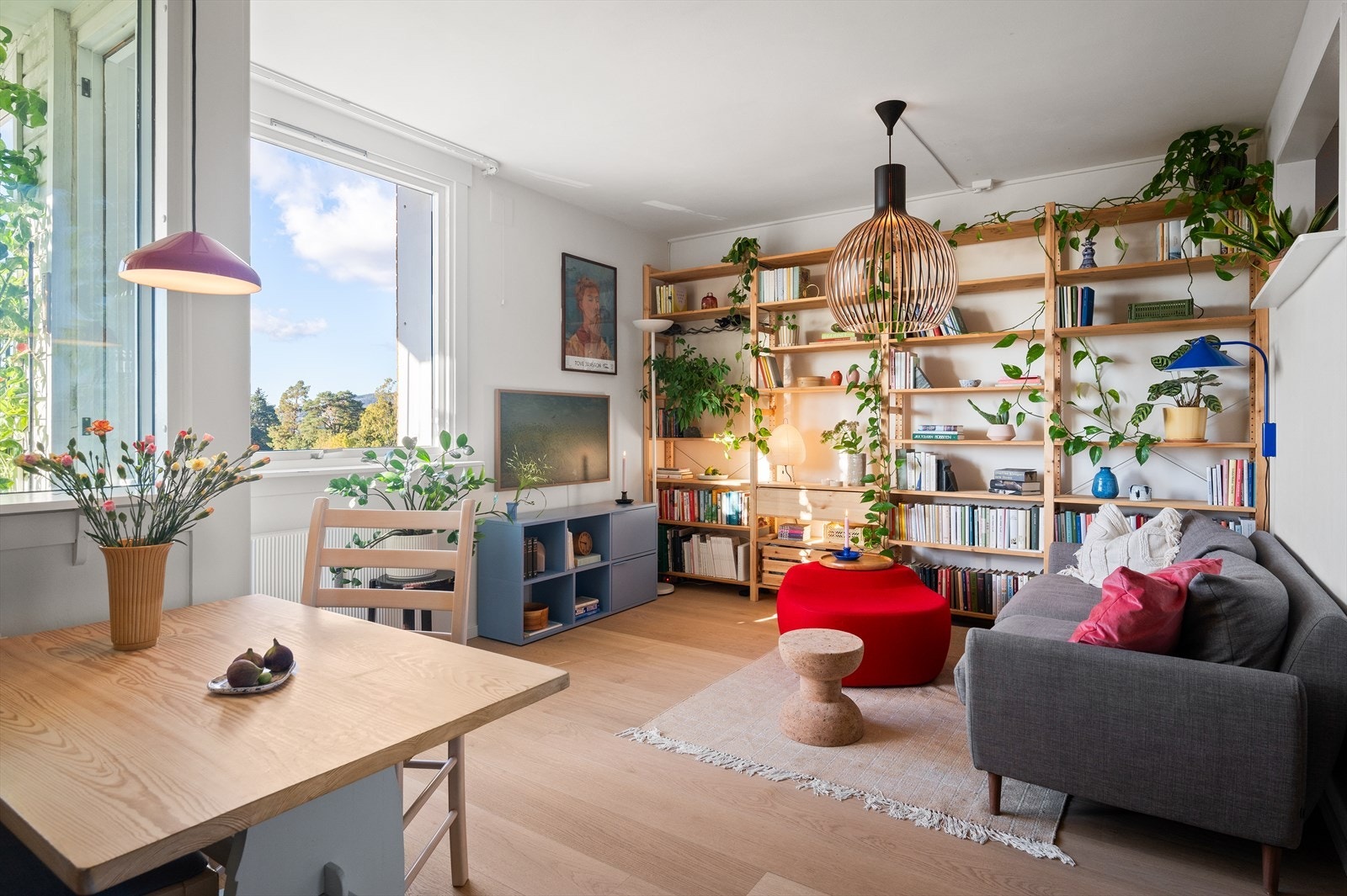 Her er det plass til en sofagruppe, sofabord og et frokostbord mot kjøkken. Galleribilde