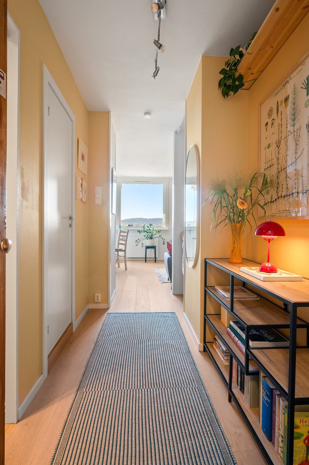 Her ønskes du velkommen inn i en innbydende entré/gang med plass til å henge fra seg ytterklær og sette fra seg sko. Galleribilde