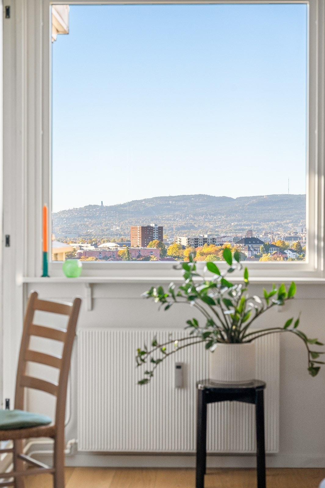 De generøse vindusflatene slipper inn godt med naturlig lys og skaper en luftig atmosfære i boligen. Galleribilde