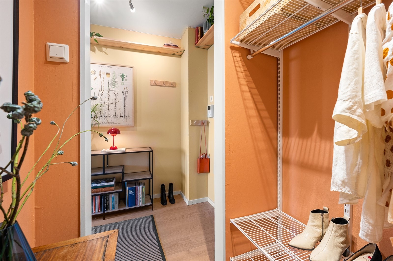 Garderobeløsning med stang, hyller og klesskap i omkledningsrom. Galleribilde